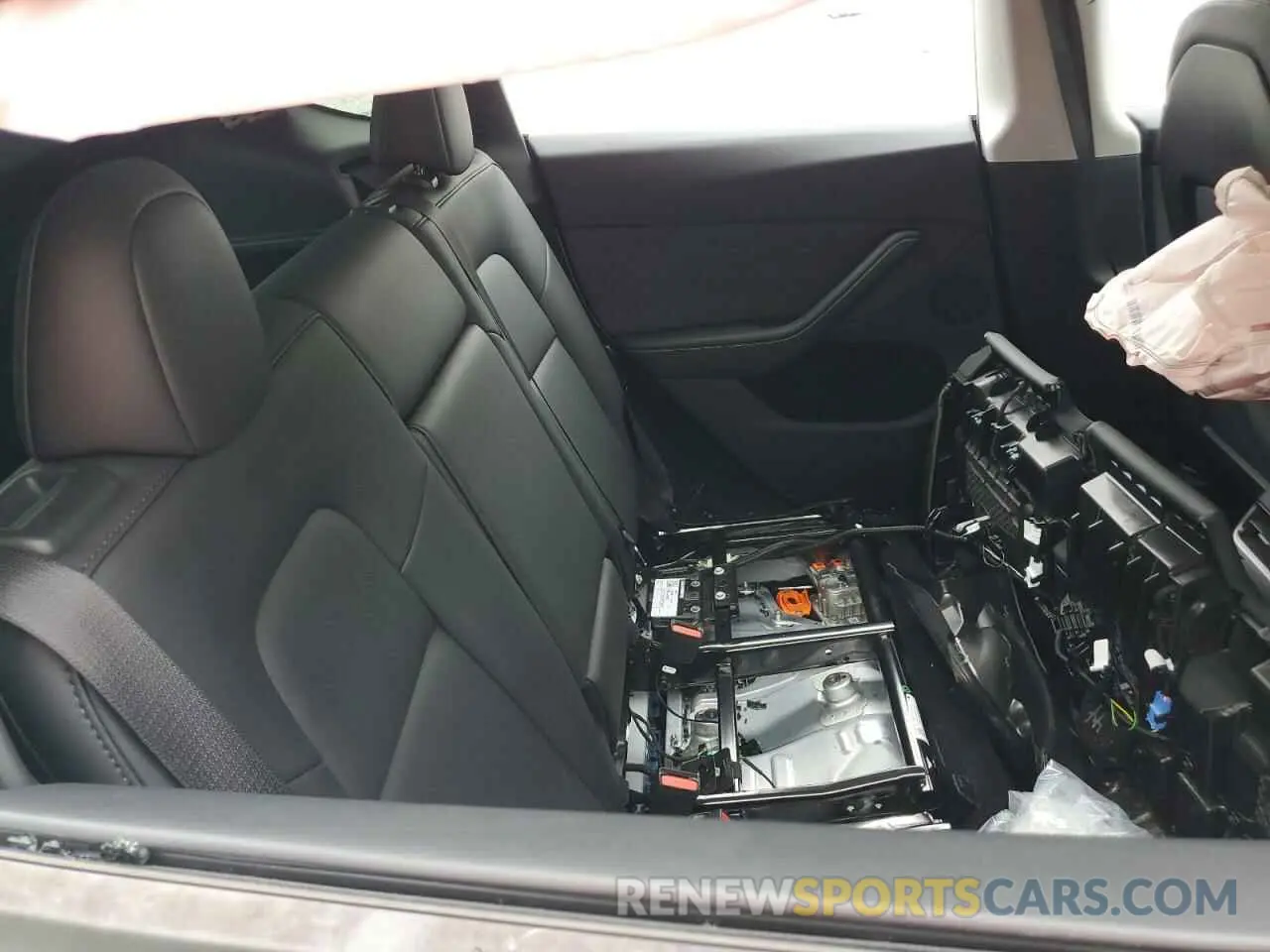 10 Photograph of a damaged car 7SAYGDED2RA301448 TESLA MODEL Y 2024