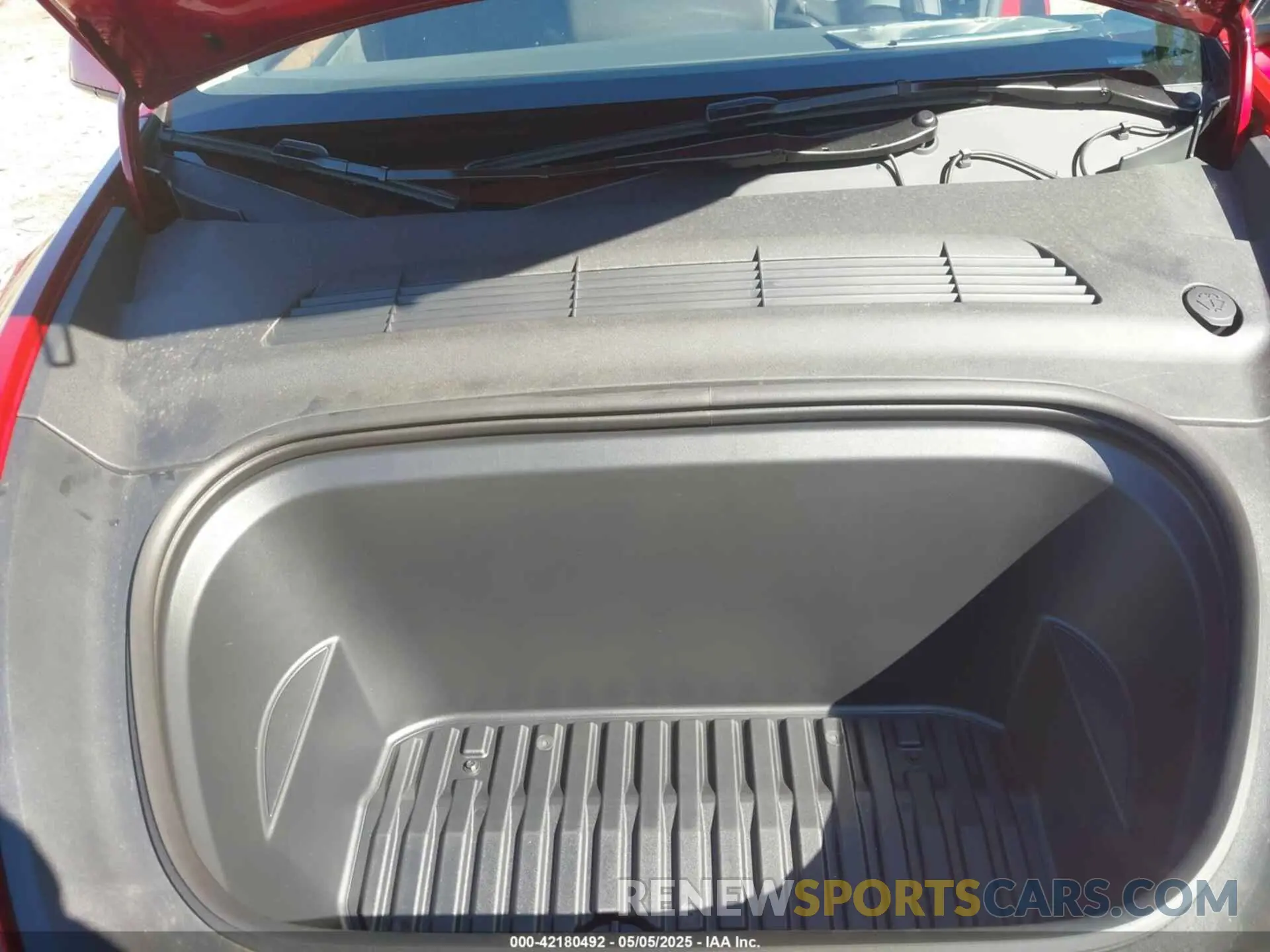 10 Photograph of a damaged car 7SAYGDED2RA325538 TESLA MODEL Y 2024