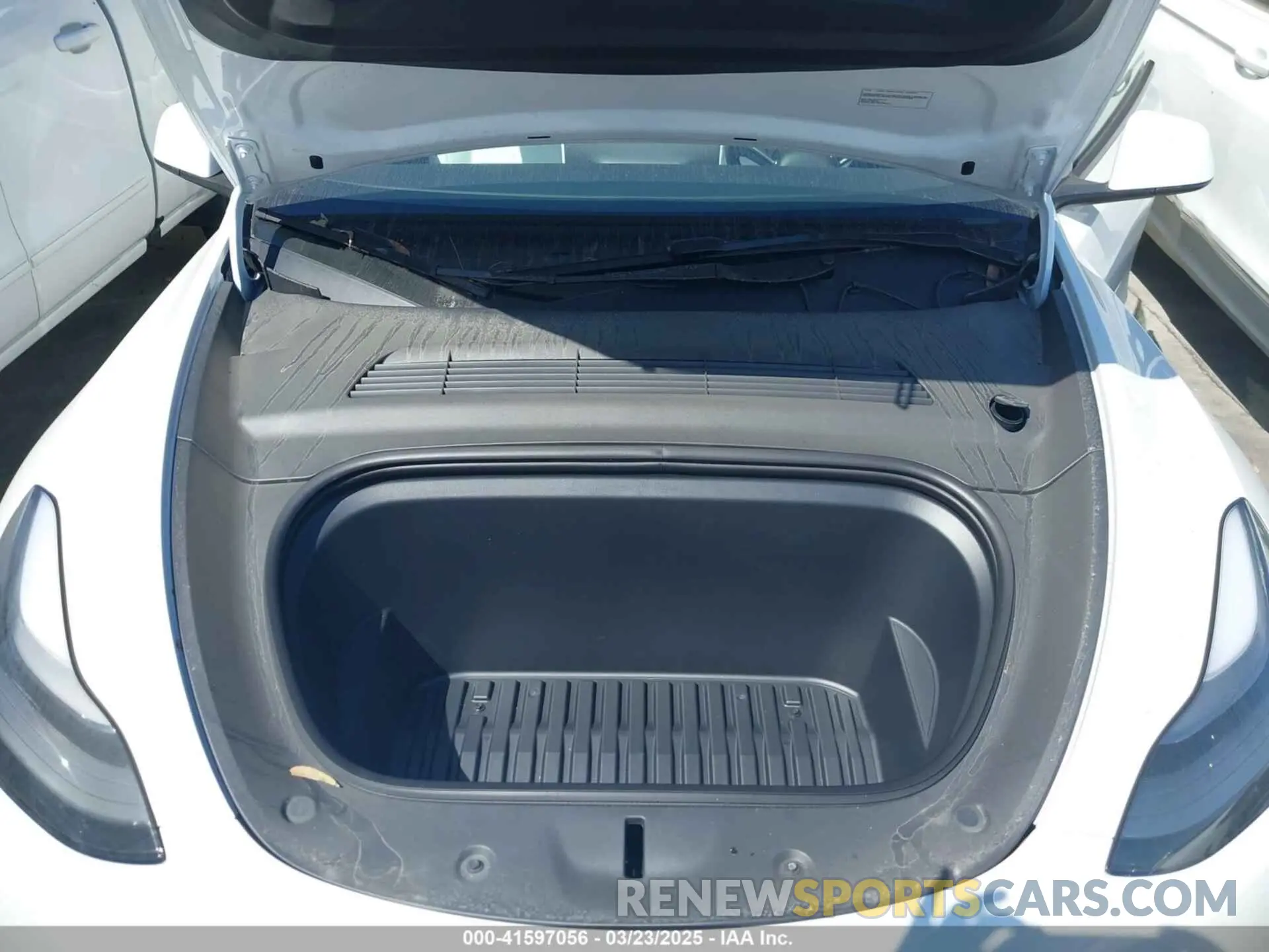 10 Photograph of a damaged car 7SAYGDED2RF017448 TESLA MODEL Y 2024