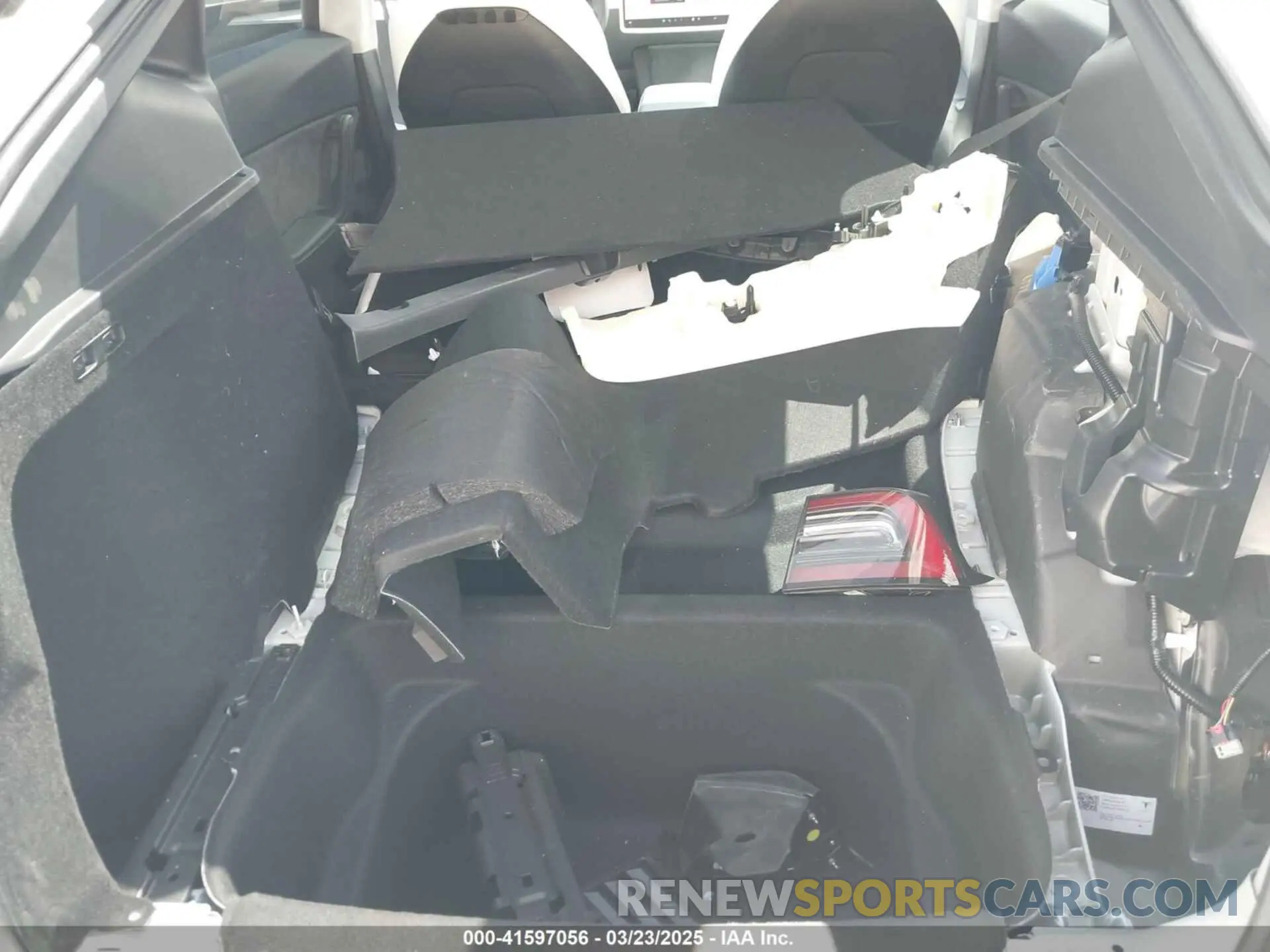 19 Photograph of a damaged car 7SAYGDED2RF017448 TESLA MODEL Y 2024