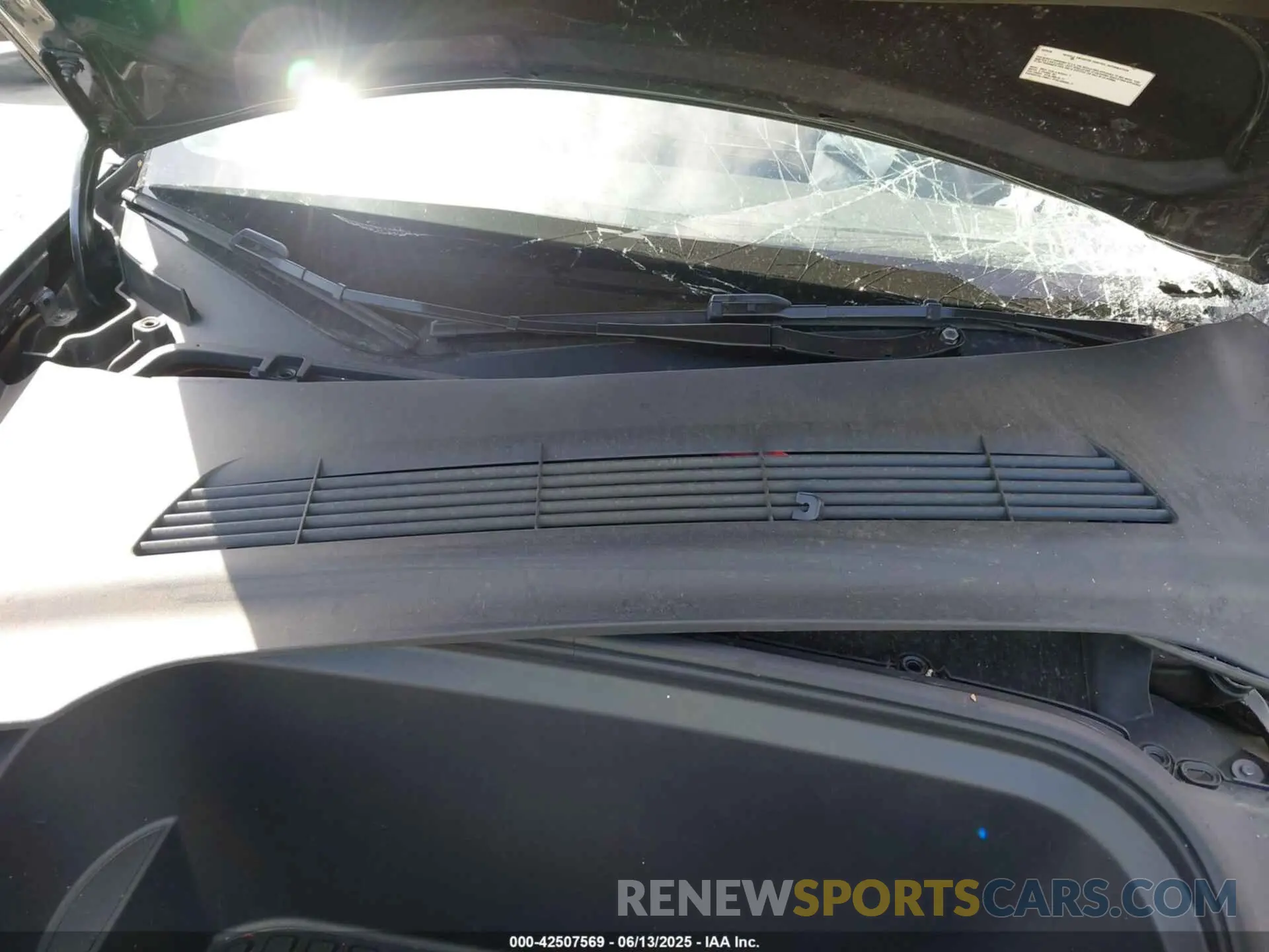 10 Photograph of a damaged car 7SAYGDED2RF032628 TESLA MODEL Y 2024
