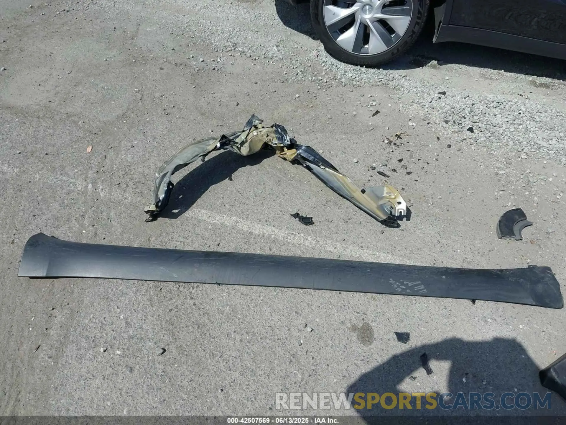 11 Photograph of a damaged car 7SAYGDED2RF032628 TESLA MODEL Y 2024