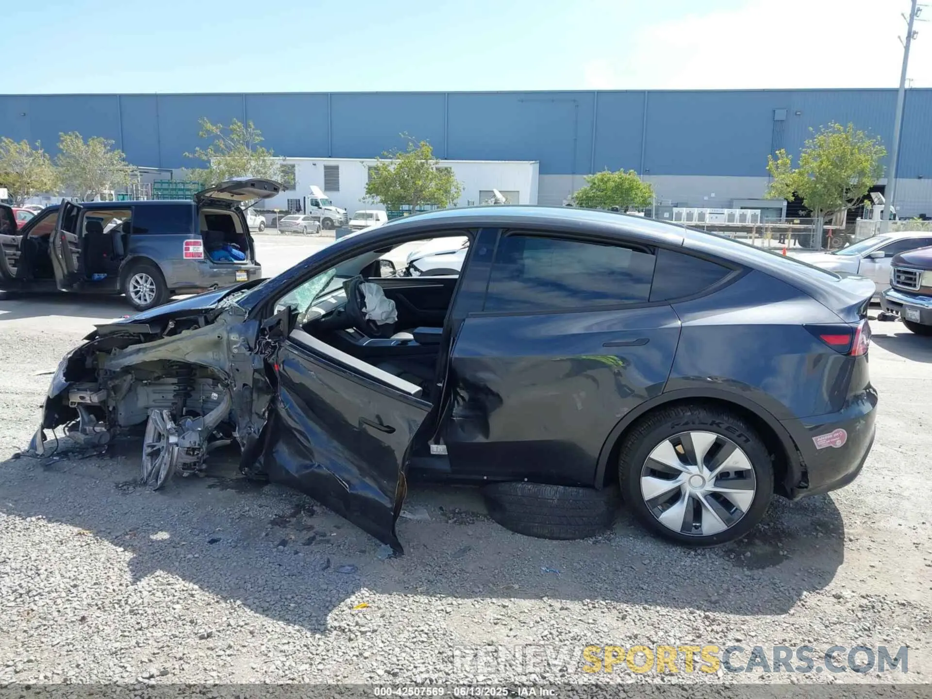 14 Photograph of a damaged car 7SAYGDED2RF032628 TESLA MODEL Y 2024