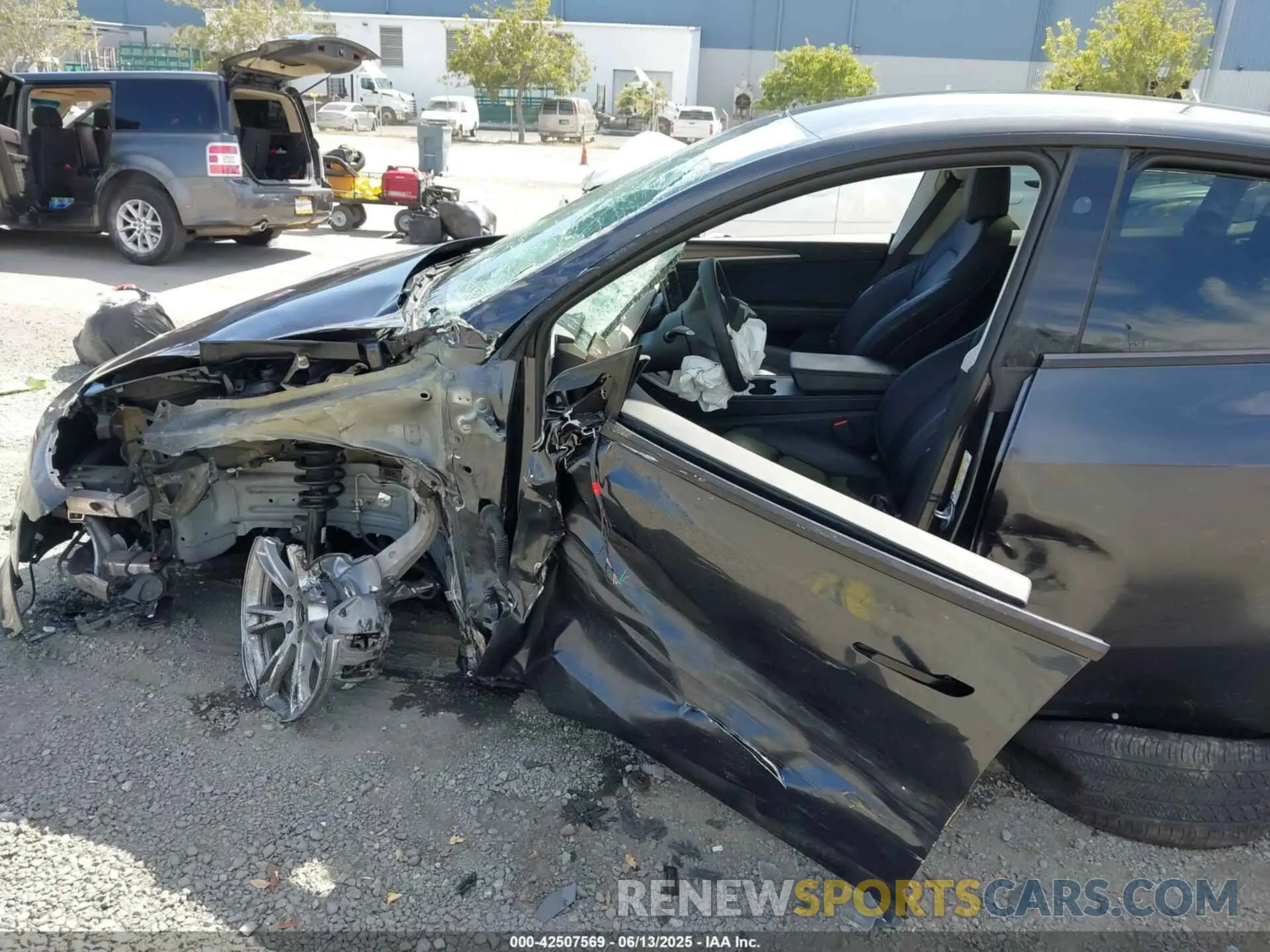 6 Photograph of a damaged car 7SAYGDED2RF032628 TESLA MODEL Y 2024