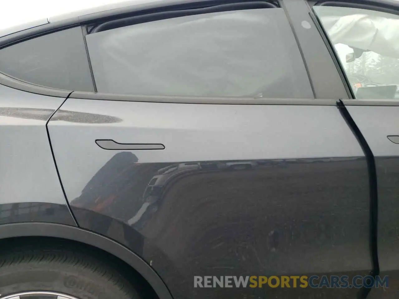 10 Photograph of a damaged car 7SAYGDED2RF037005 TESLA MODEL Y 2024