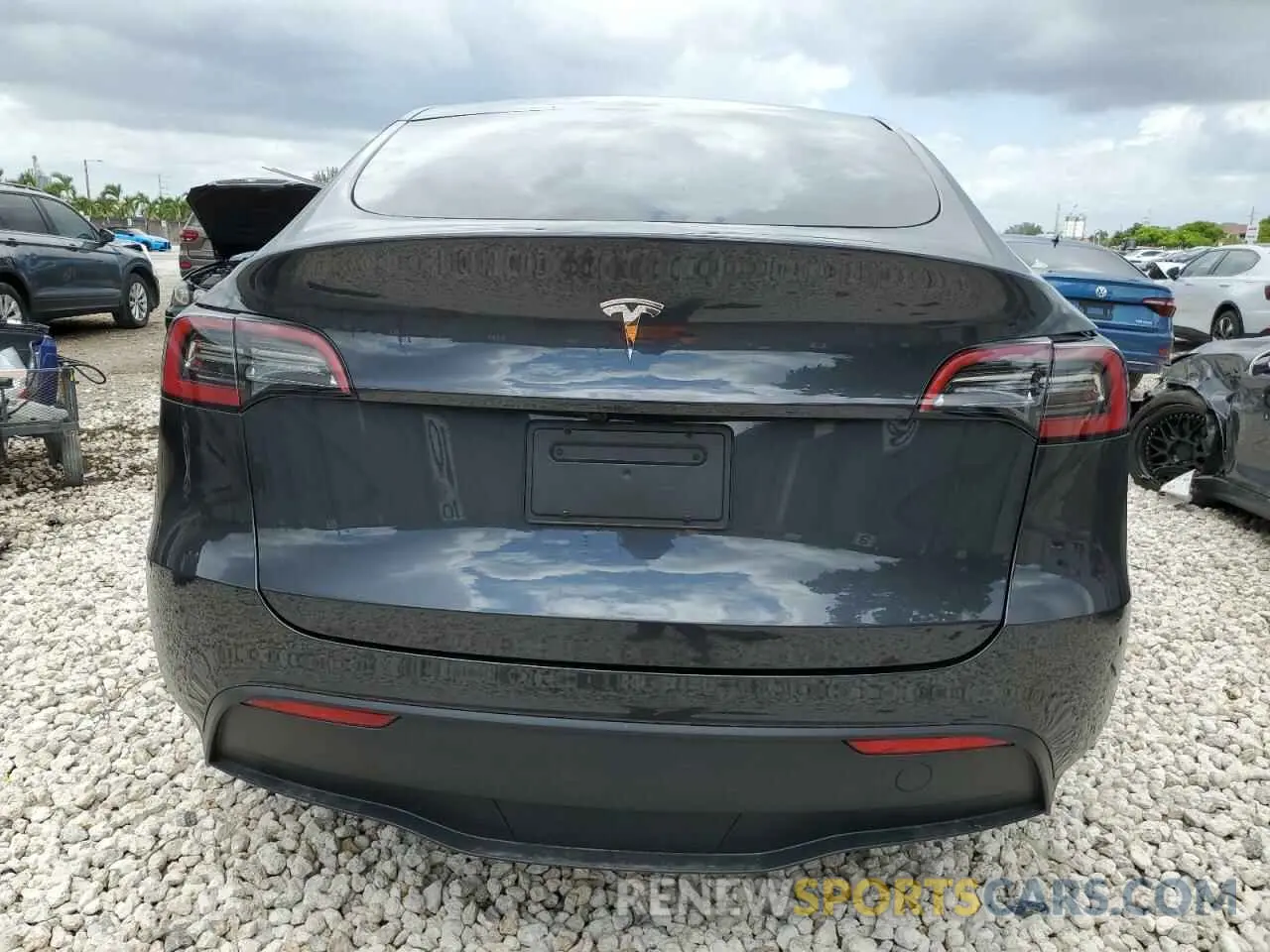 6 Photograph of a damaged car 7SAYGDED2RF040079 TESLA MODEL Y 2024