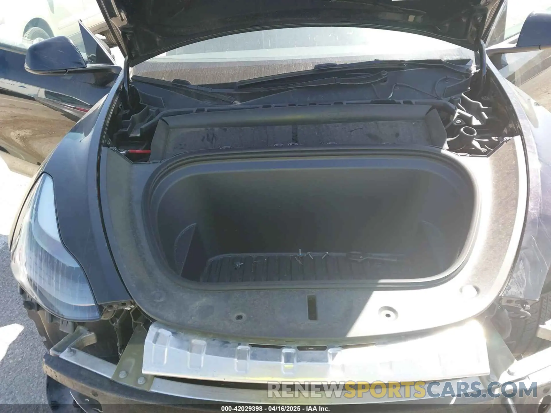 10 Photograph of a damaged car 7SAYGDED2RF089105 TESLA MODEL Y 2024
