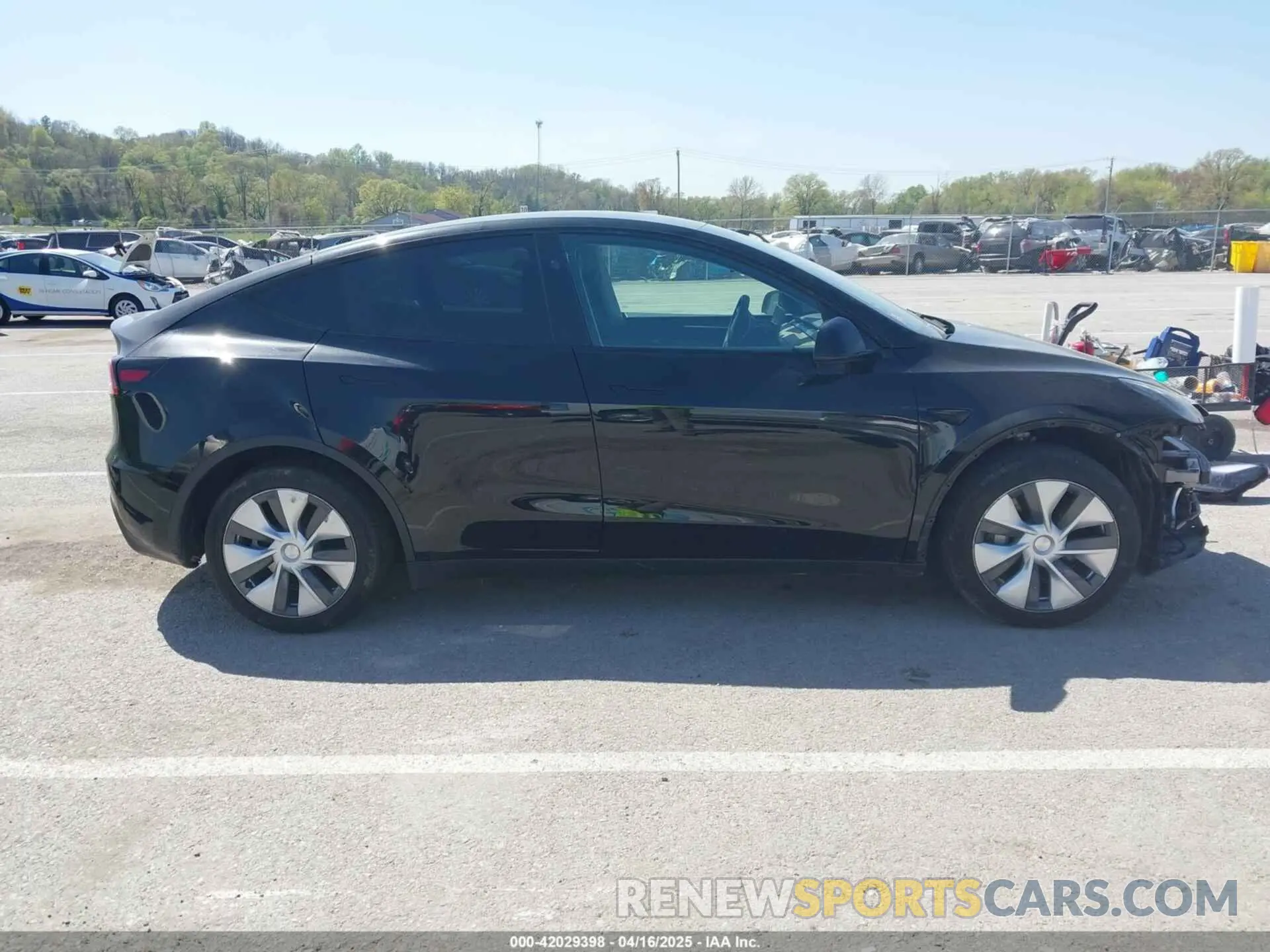 14 Photograph of a damaged car 7SAYGDED2RF089105 TESLA MODEL Y 2024