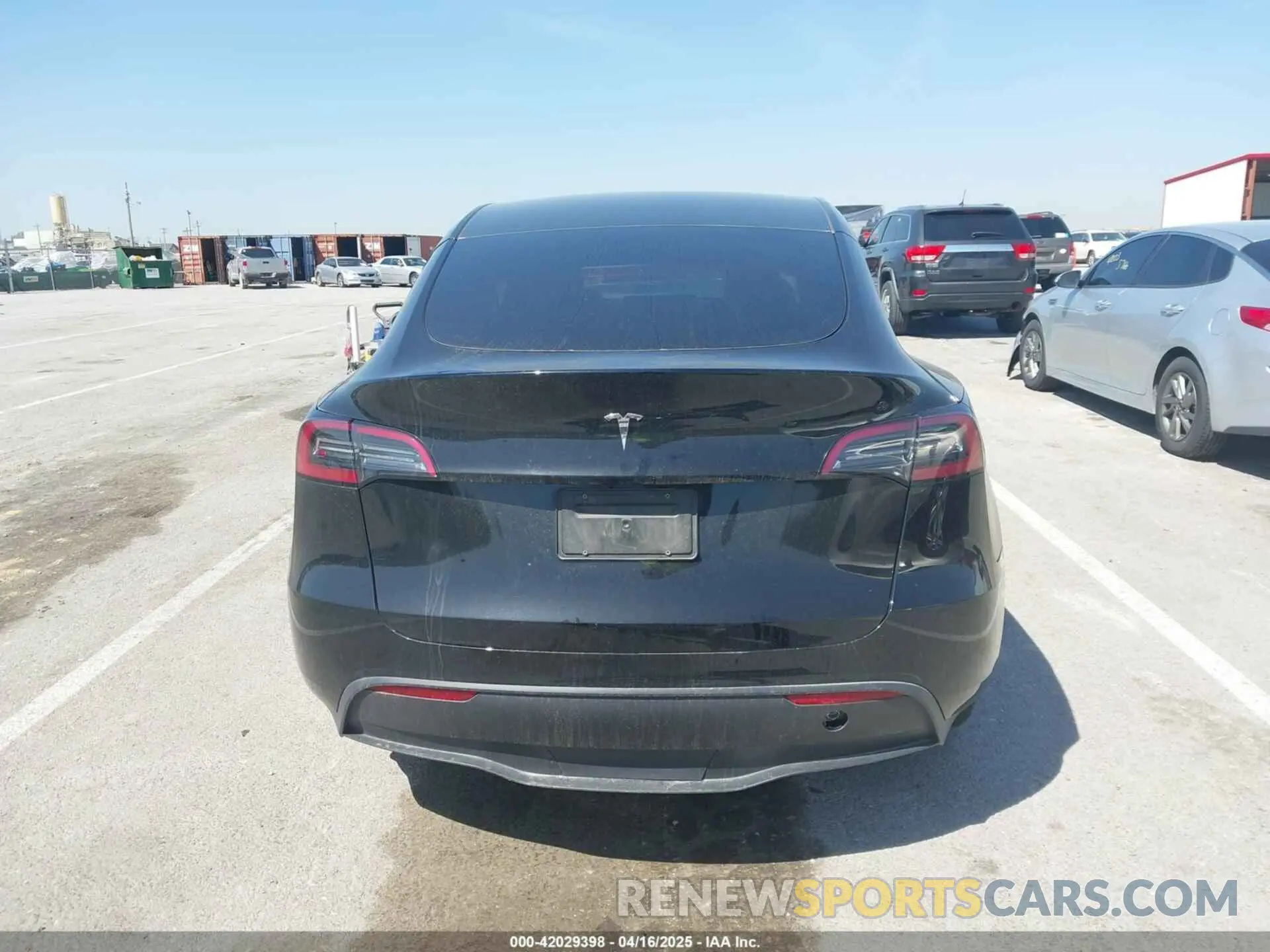 17 Photograph of a damaged car 7SAYGDED2RF089105 TESLA MODEL Y 2024