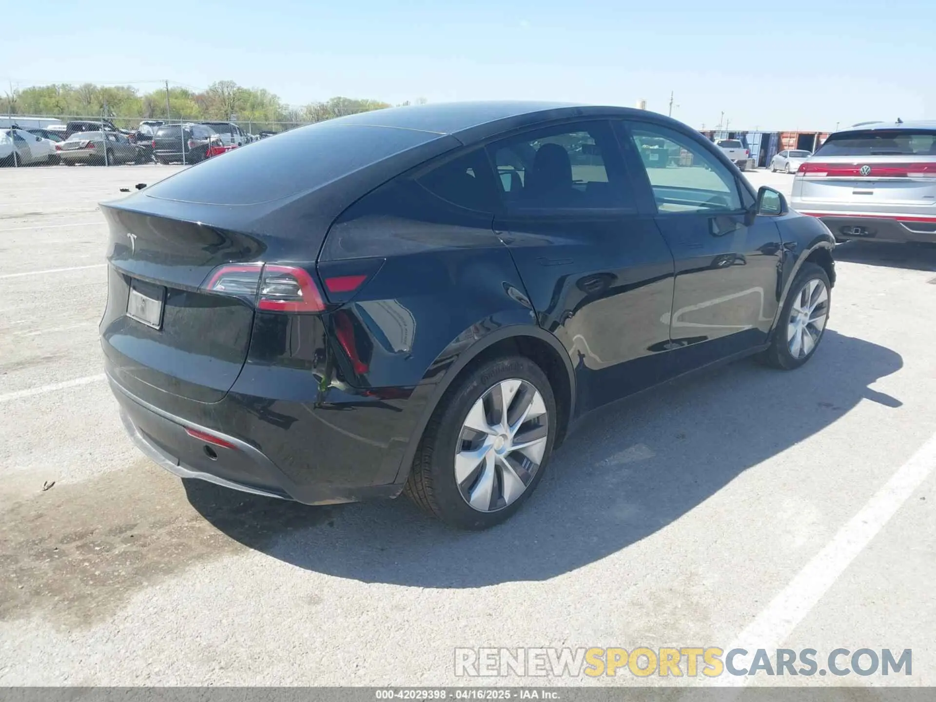 4 Photograph of a damaged car 7SAYGDED2RF089105 TESLA MODEL Y 2024