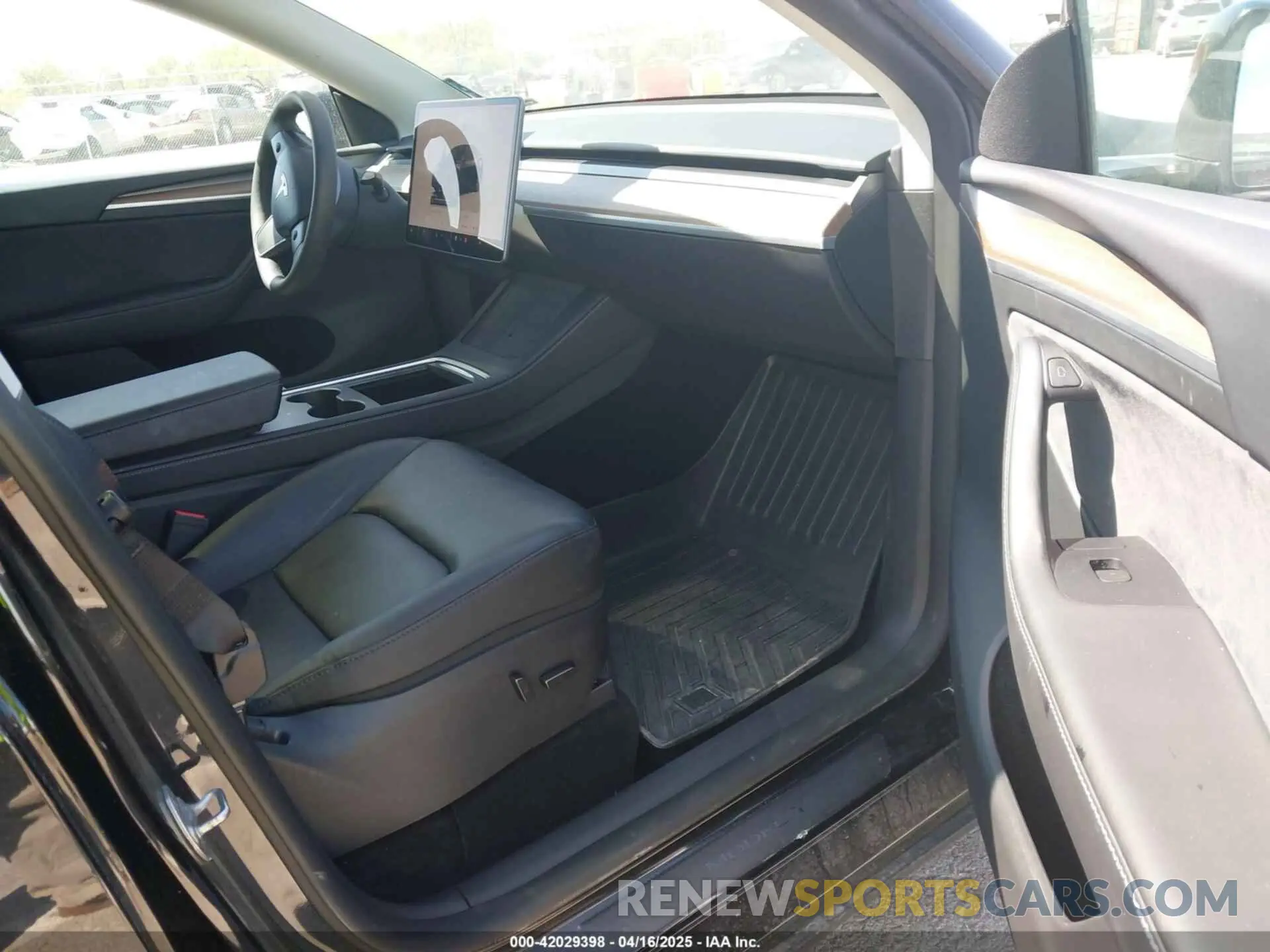 5 Photograph of a damaged car 7SAYGDED2RF089105 TESLA MODEL Y 2024