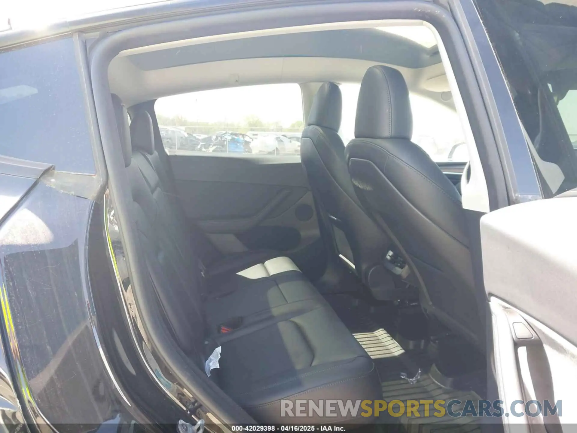 8 Photograph of a damaged car 7SAYGDED2RF089105 TESLA MODEL Y 2024
