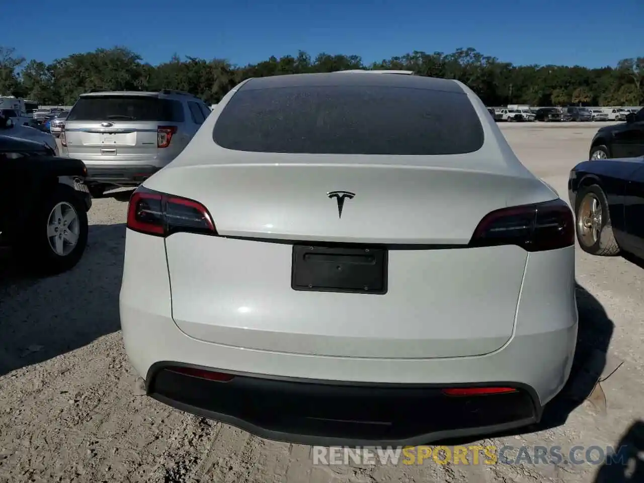 6 Photograph of a damaged car 7SAYGDED2RF095390 TESLA MODEL Y 2024