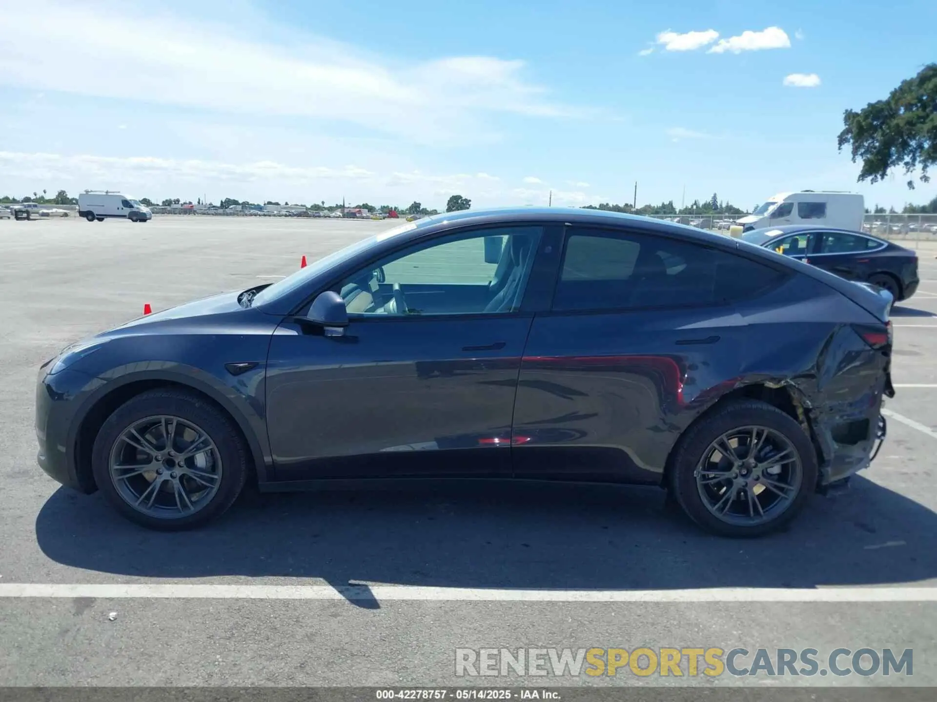 15 Photograph of a damaged car 7SAYGDED2RF102144 TESLA MODEL Y 2024
