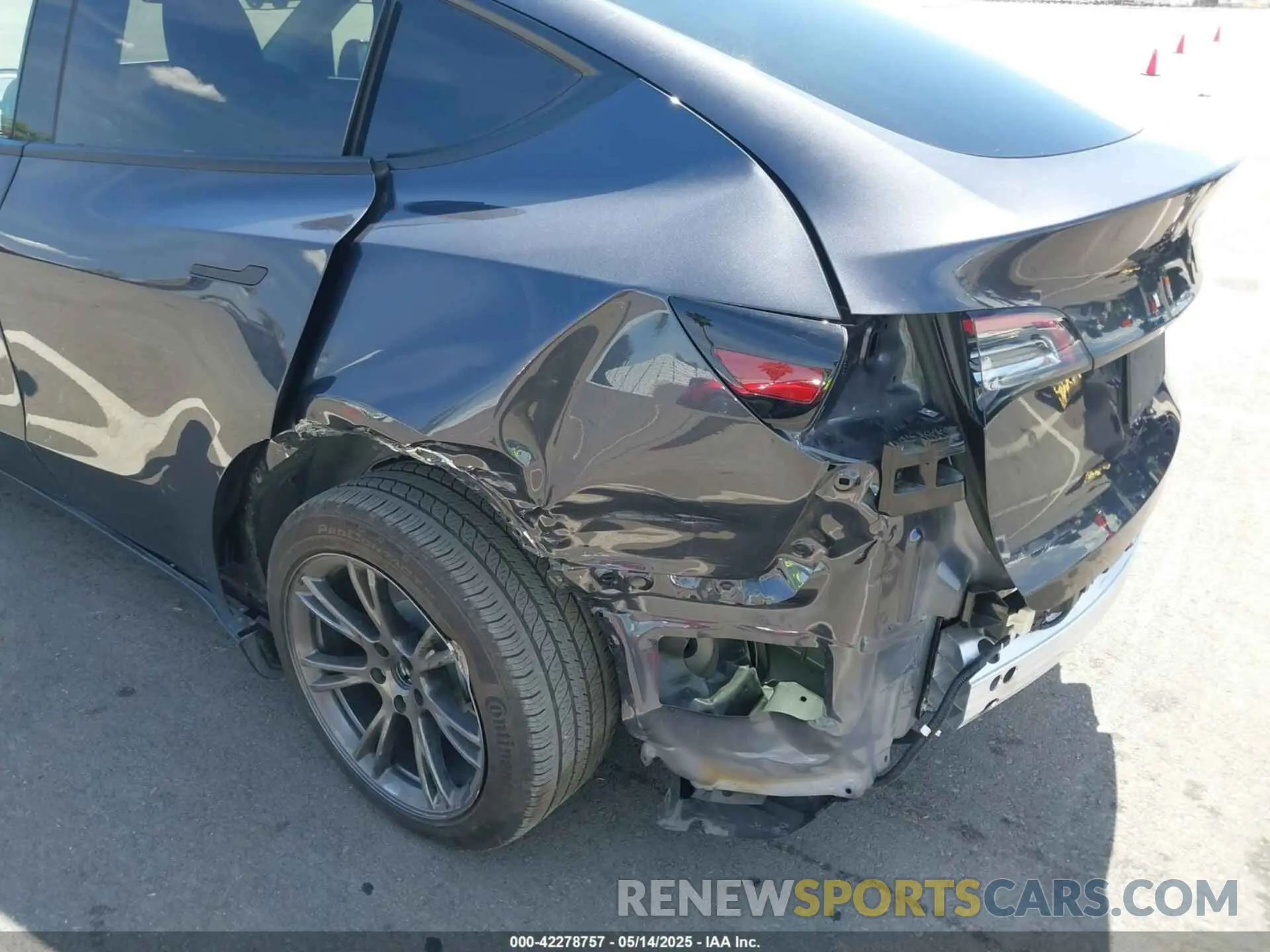 6 Photograph of a damaged car 7SAYGDED2RF102144 TESLA MODEL Y 2024