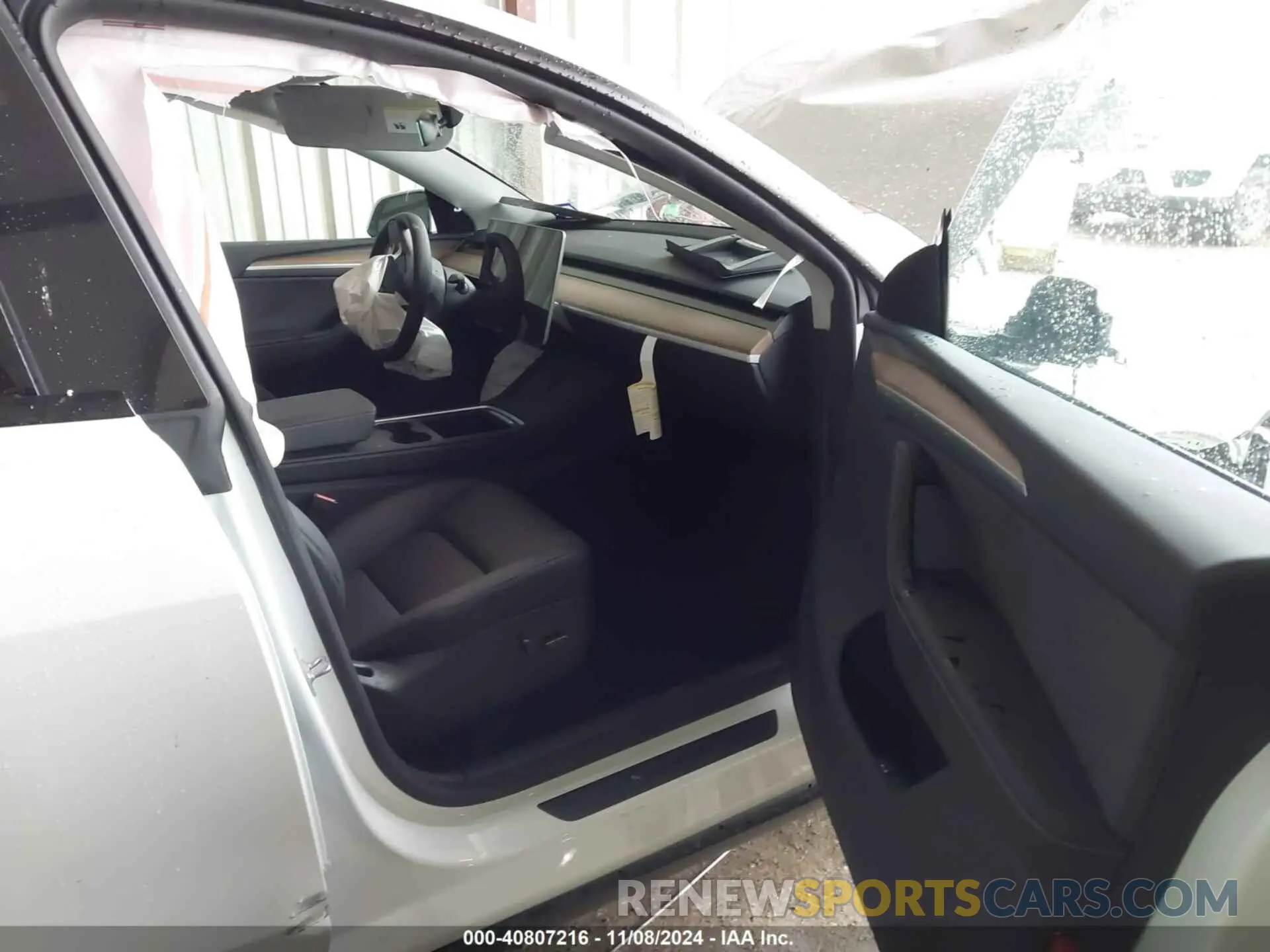 5 Photograph of a damaged car 7SAYGDED3RA295031 TESLA MODEL Y 2024