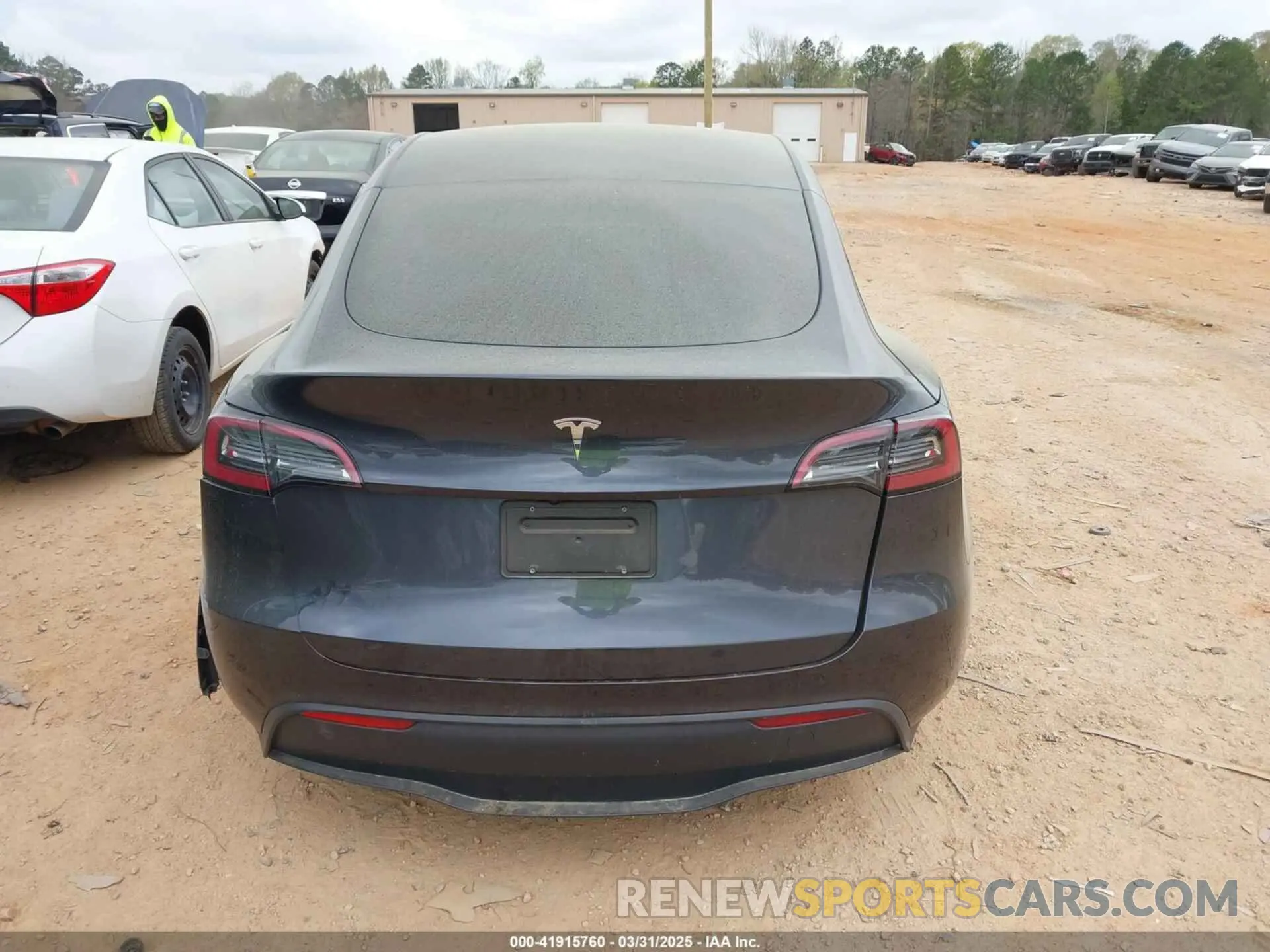 15 Photograph of a damaged car 7SAYGDED3RA303113 TESLA MODEL Y 2024