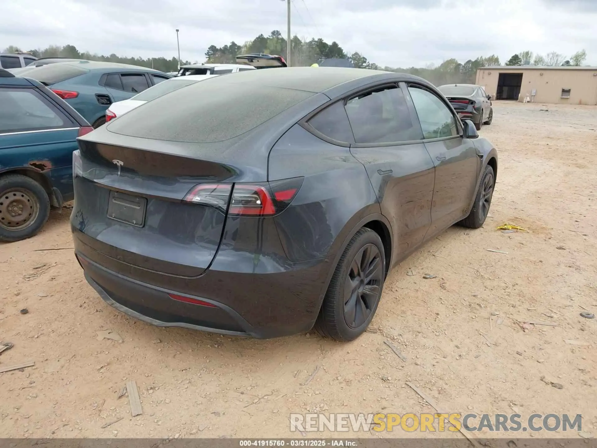 4 Photograph of a damaged car 7SAYGDED3RA303113 TESLA MODEL Y 2024