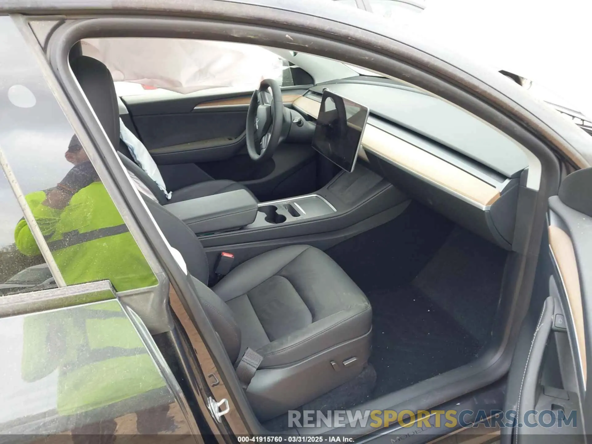 5 Photograph of a damaged car 7SAYGDED3RA303113 TESLA MODEL Y 2024