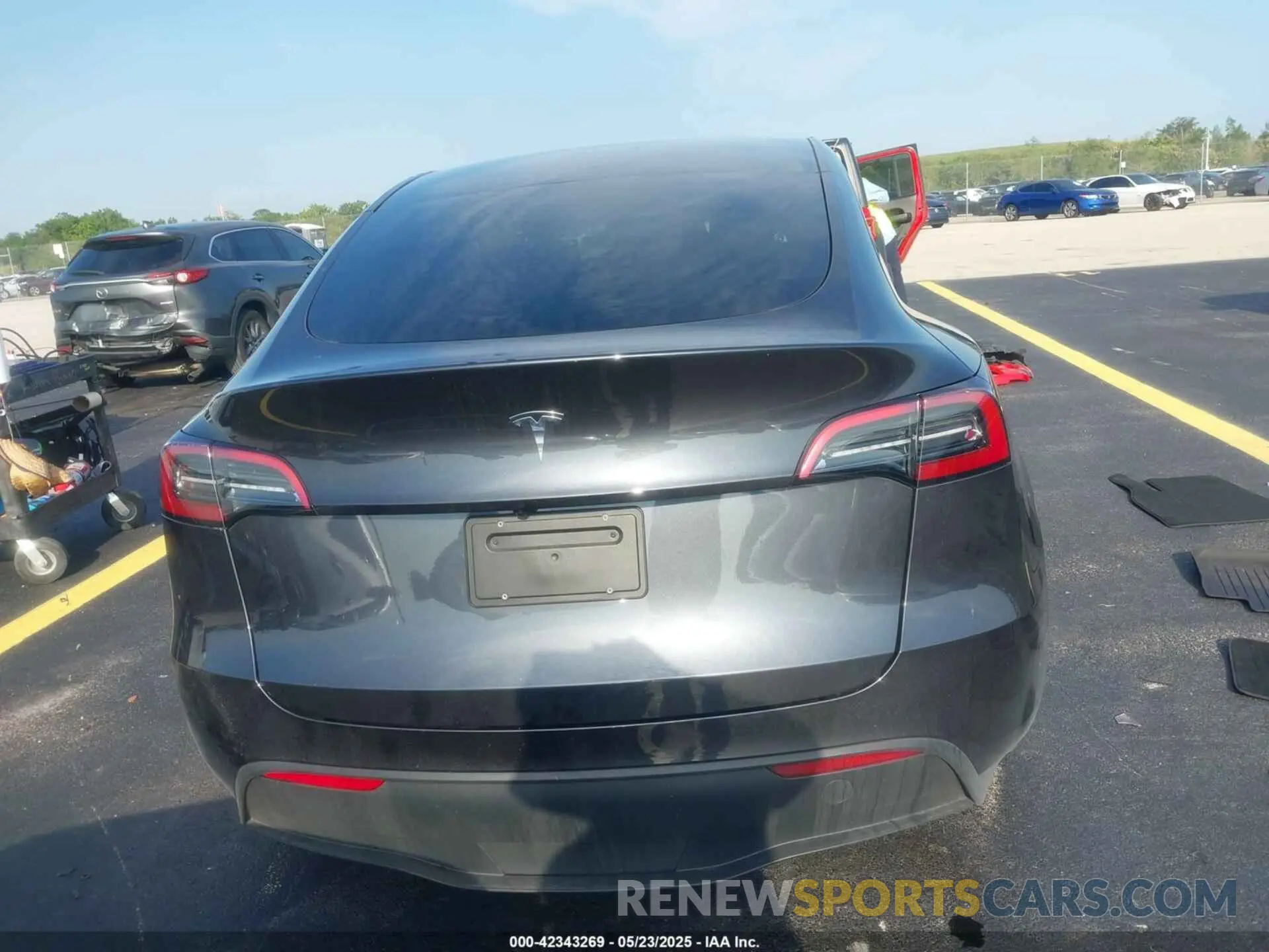 16 Photograph of a damaged car 7SAYGDED3RA329355 TESLA MODEL Y 2024