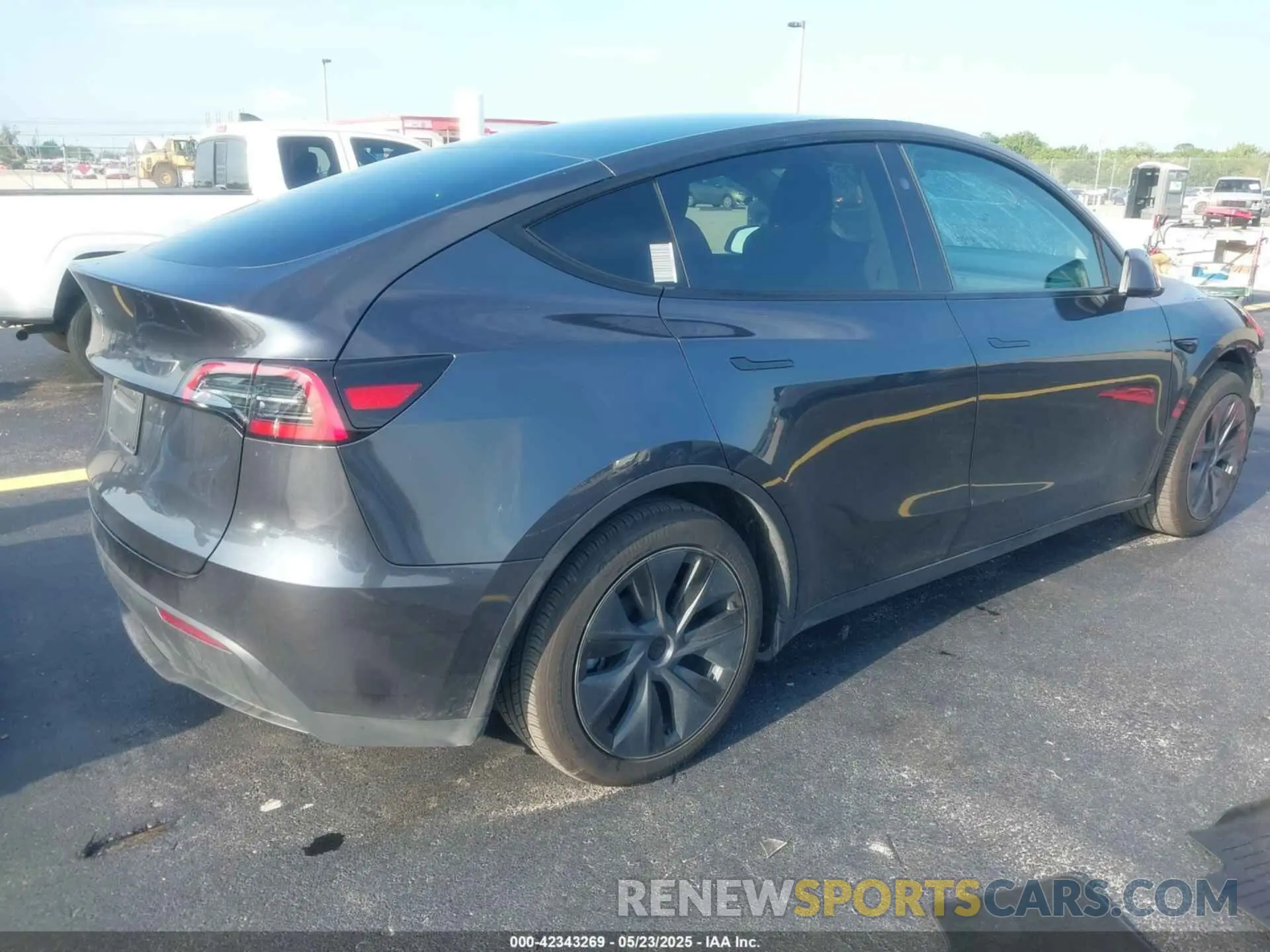 4 Photograph of a damaged car 7SAYGDED3RA329355 TESLA MODEL Y 2024