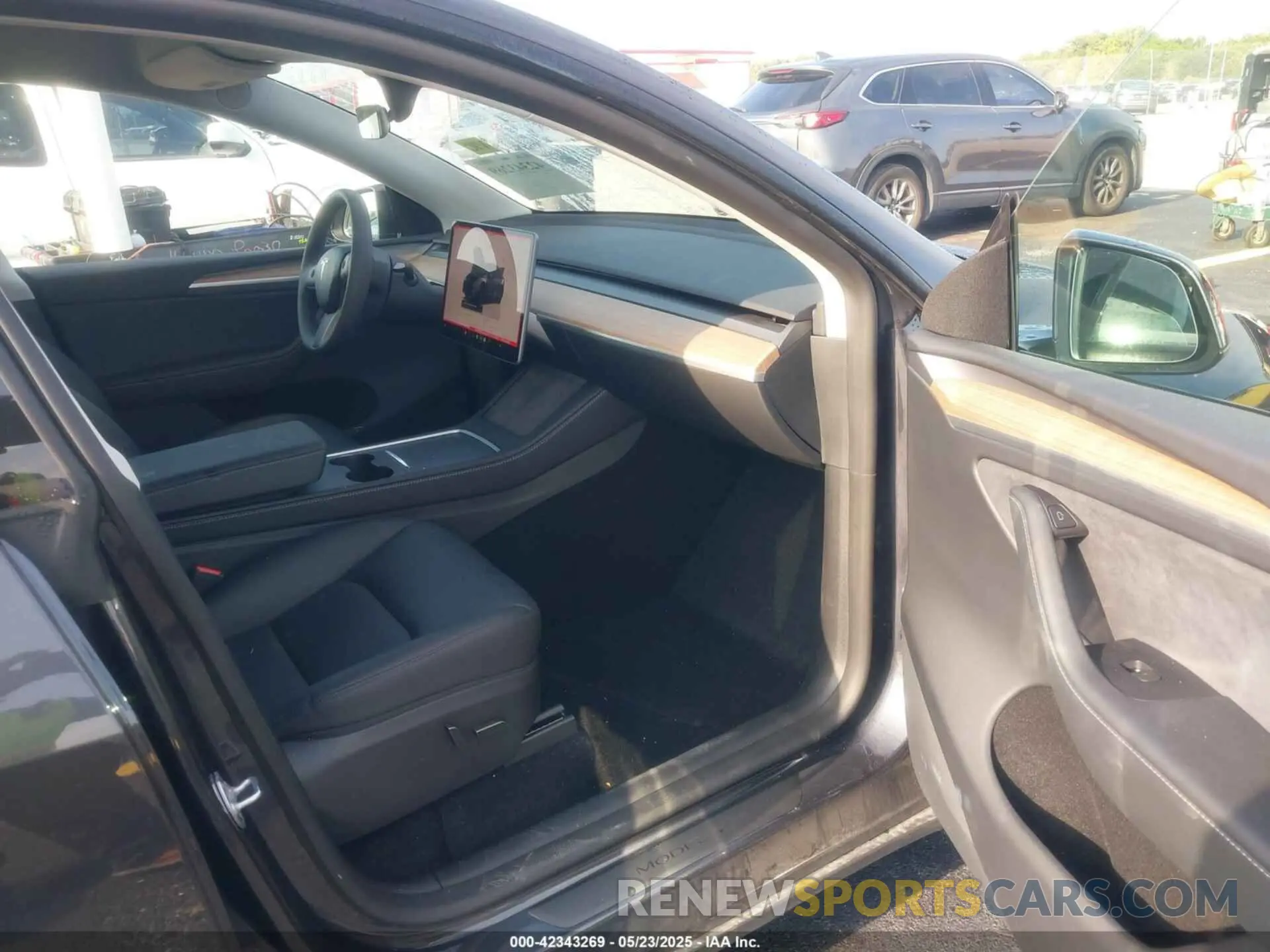 5 Photograph of a damaged car 7SAYGDED3RA329355 TESLA MODEL Y 2024