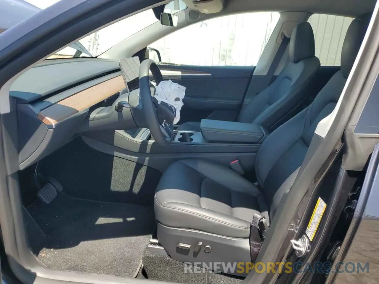 7 Photograph of a damaged car 7SAYGDED3RF056131 TESLA MODEL Y 2024