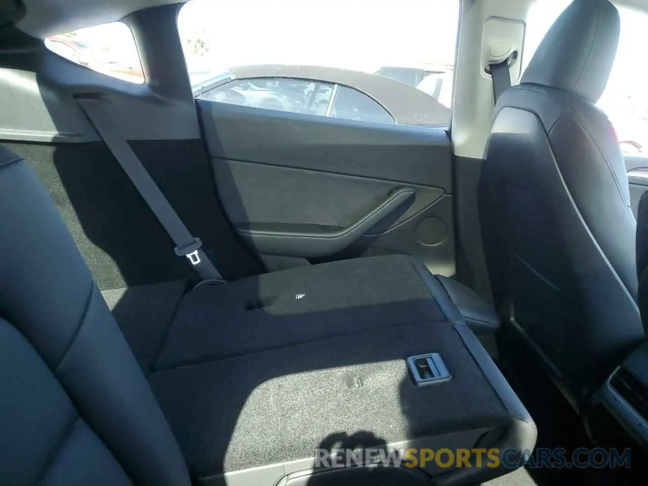 11 Photograph of a damaged car 7SAYGDED3RF131376 TESLA MODEL Y 2024