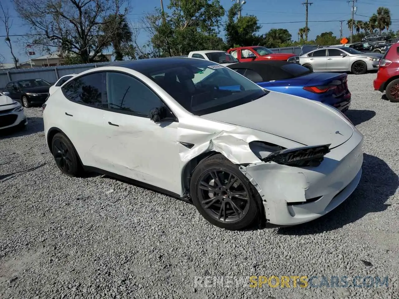 4 Photograph of a damaged car 7SAYGDED3RF131376 TESLA MODEL Y 2024