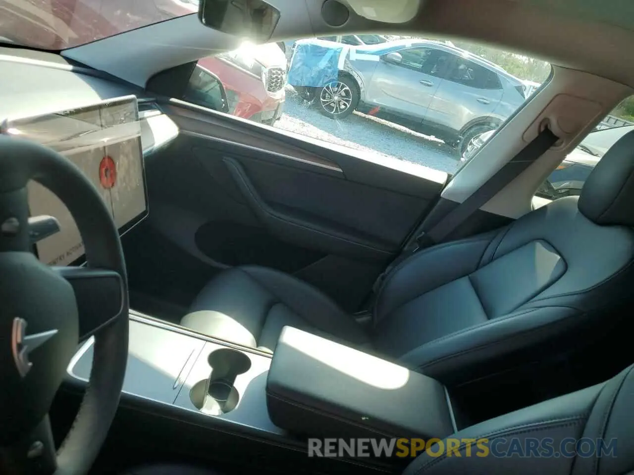9 Photograph of a damaged car 7SAYGDED3RF131376 TESLA MODEL Y 2024