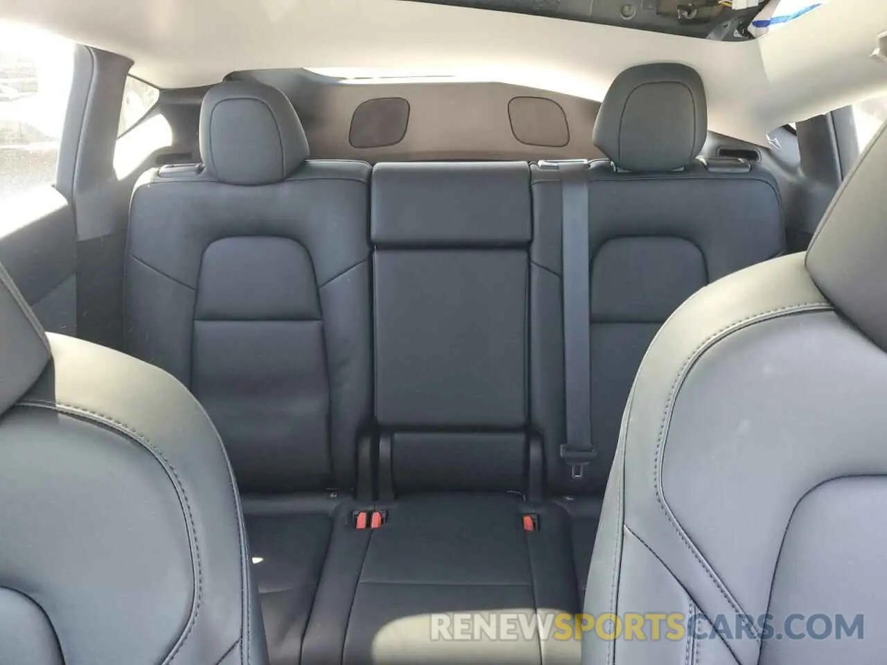 10 Photograph of a damaged car 7SAYGDED3RF177273 TESLA MODEL Y 2024