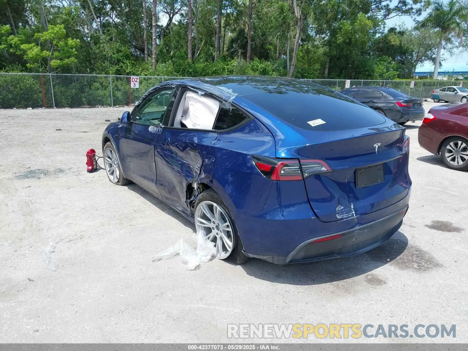3 Photograph of a damaged car 7SAYGDED4RF044747 TESLA MODEL Y 2024