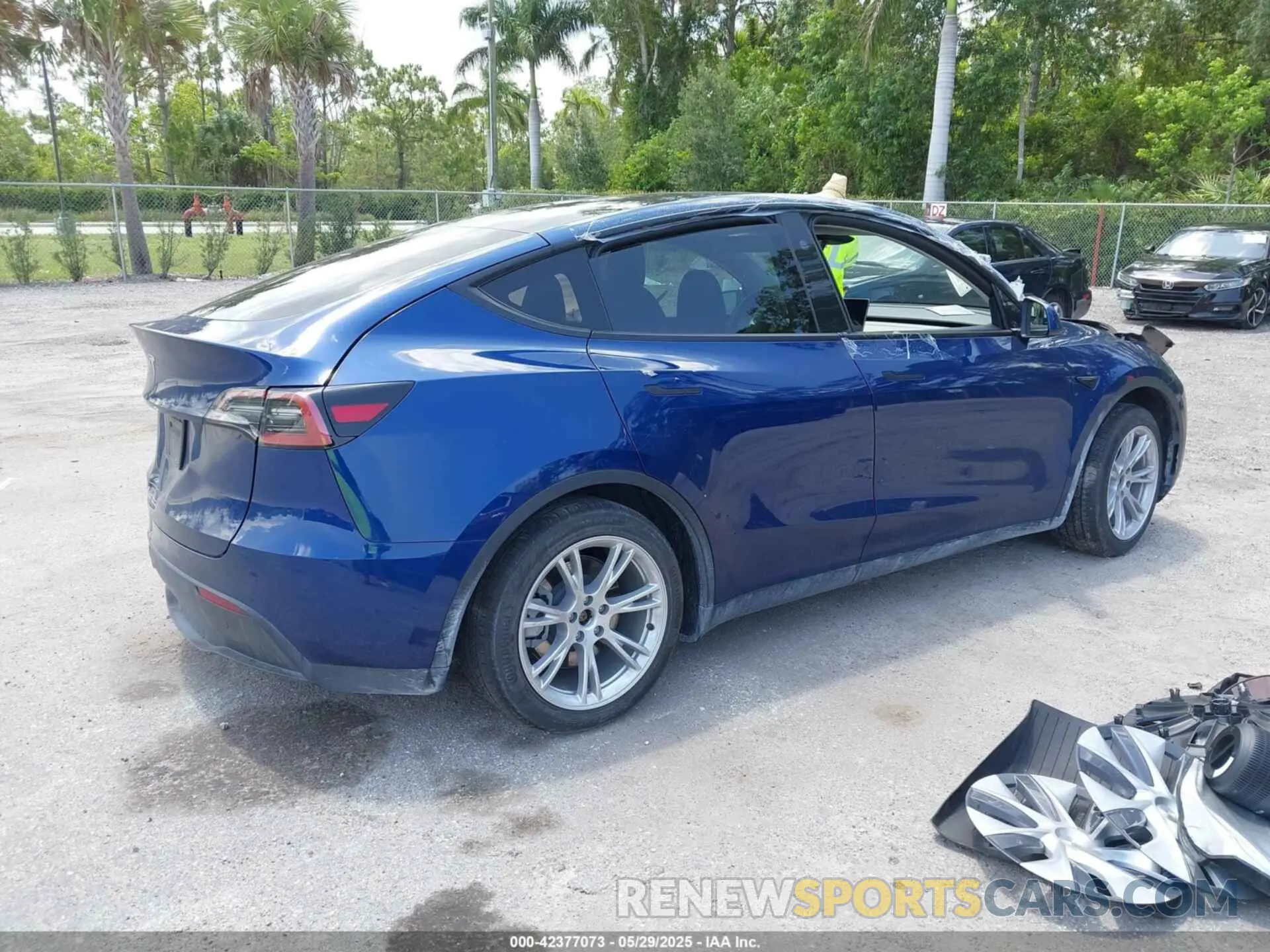 4 Photograph of a damaged car 7SAYGDED4RF044747 TESLA MODEL Y 2024