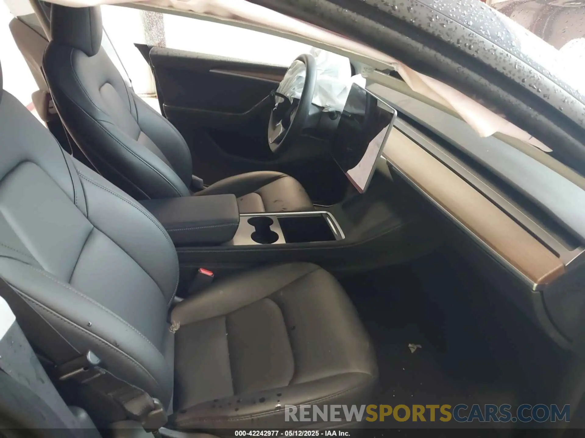 5 Photograph of a damaged car 7SAYGDED4RF072600 TESLA MODEL Y 2024
