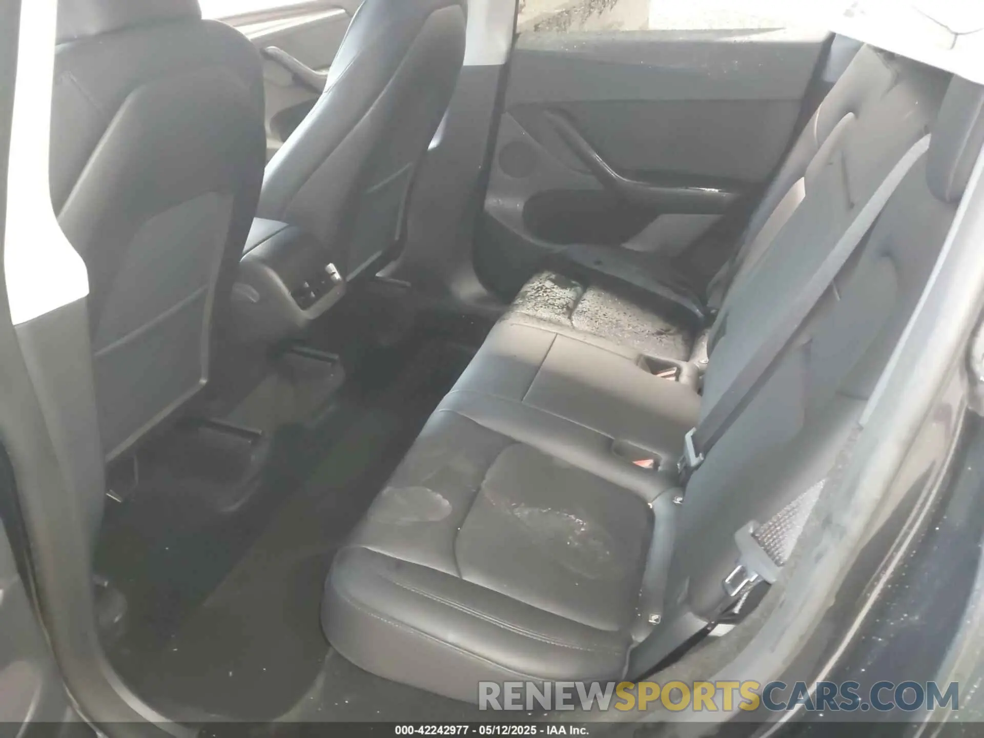 8 Photograph of a damaged car 7SAYGDED4RF072600 TESLA MODEL Y 2024