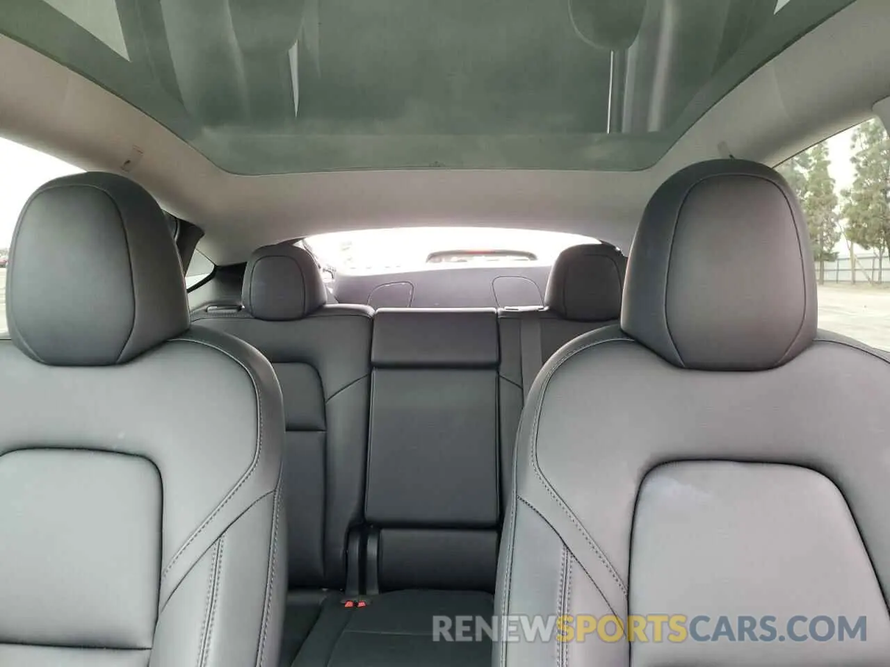 10 Photograph of a damaged car 7SAYGDED4RF118247 TESLA MODEL Y 2024