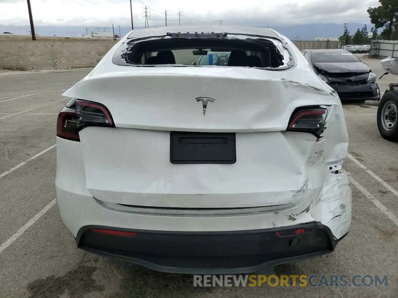 6 Photograph of a damaged car 7SAYGDED4RF118247 TESLA MODEL Y 2024
