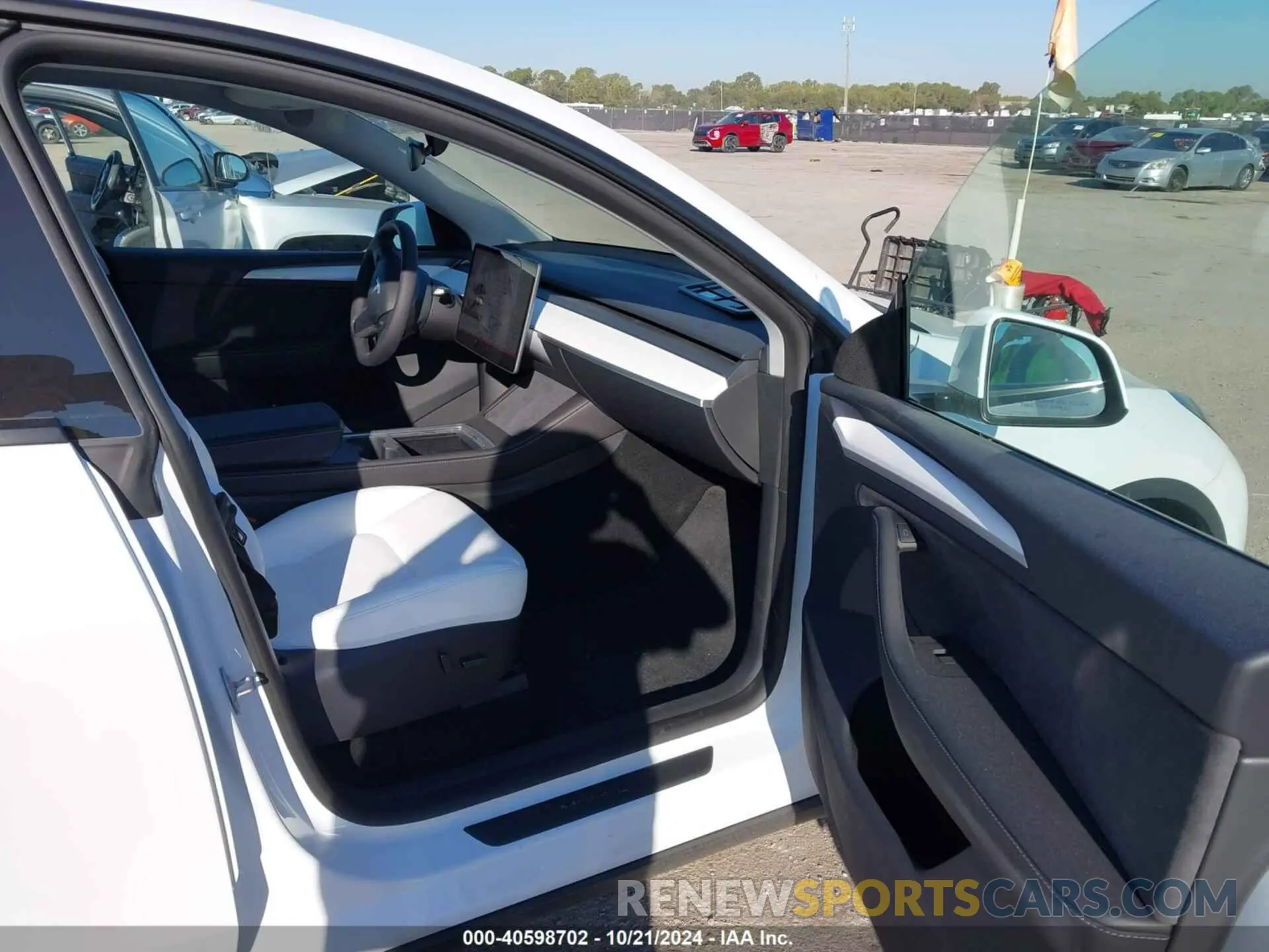 5 Photograph of a damaged car 7SAYGDED5RA310807 TESLA MODEL Y 2024