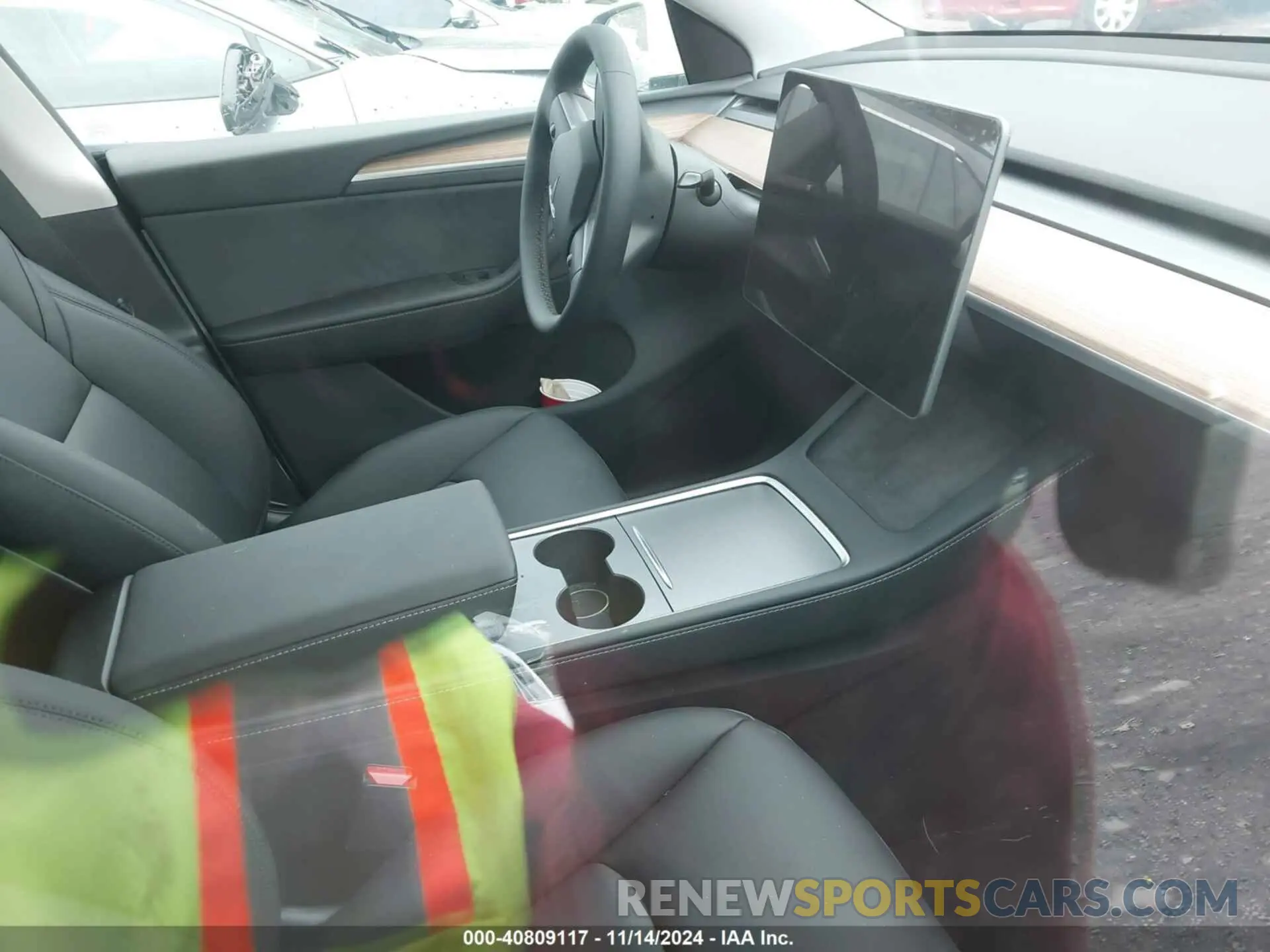 5 Photograph of a damaged car 7SAYGDED5RA333553 TESLA MODEL Y 2024