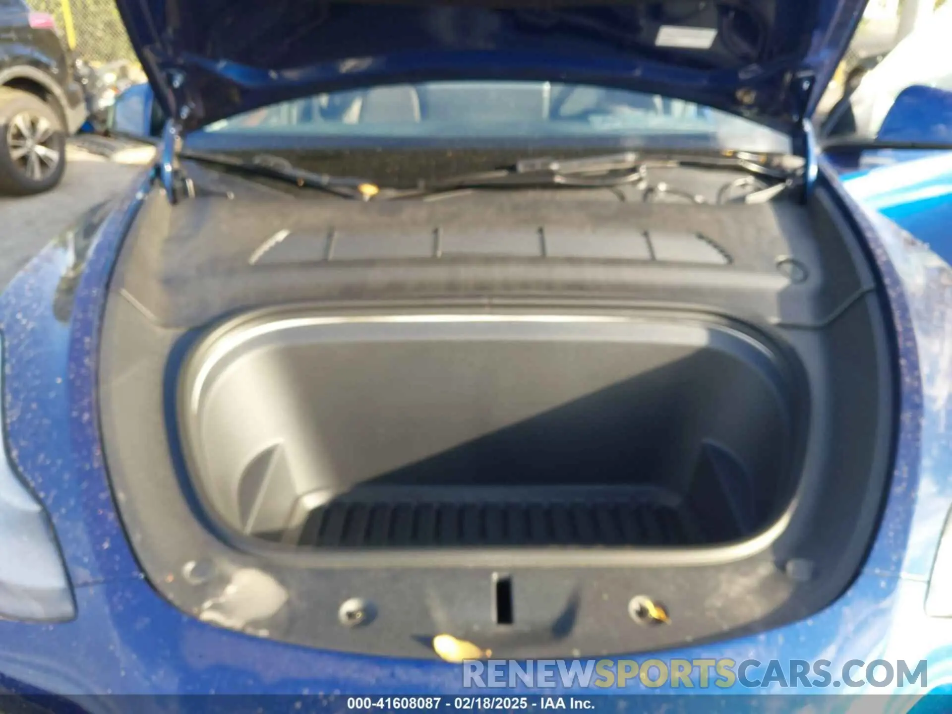 10 Photograph of a damaged car 7SAYGDED5RF015208 TESLA MODEL Y 2024