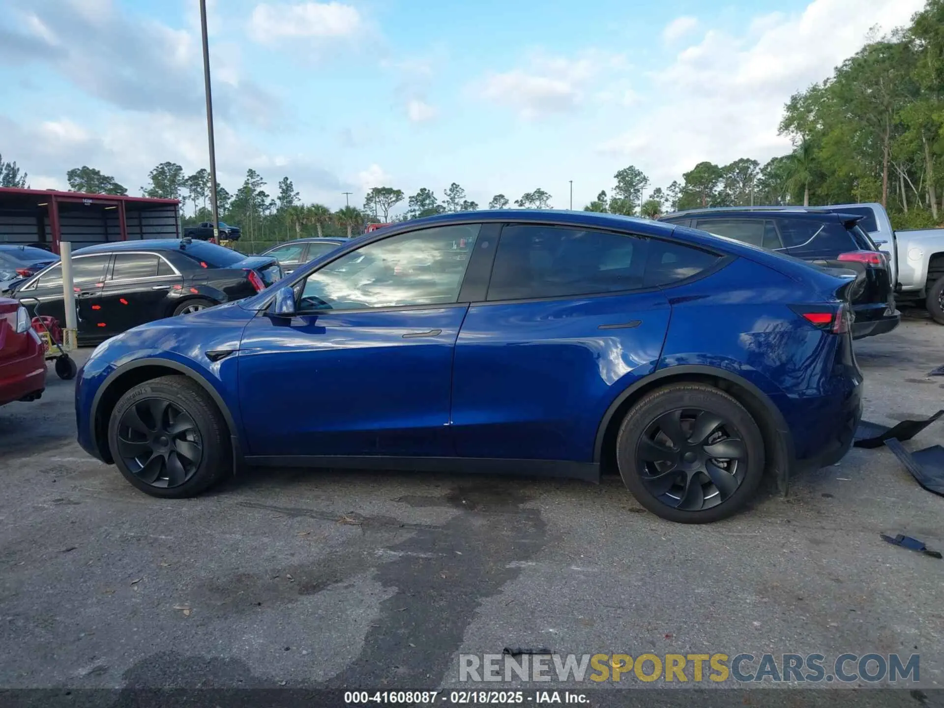 14 Photograph of a damaged car 7SAYGDED5RF015208 TESLA MODEL Y 2024