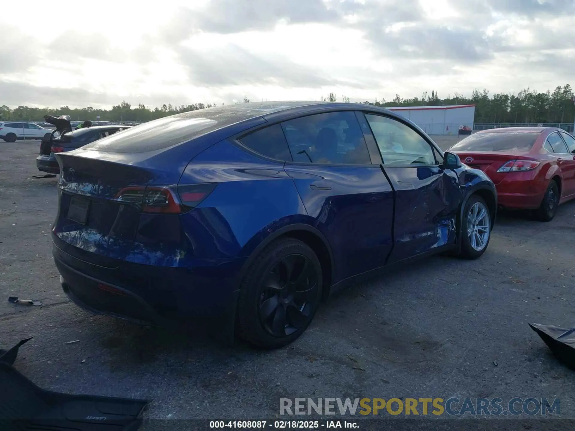 4 Photograph of a damaged car 7SAYGDED5RF015208 TESLA MODEL Y 2024