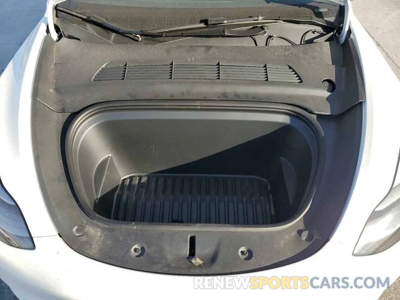 12 Photograph of a damaged car 7SAYGDED5RF017511 TESLA MODEL Y 2024
