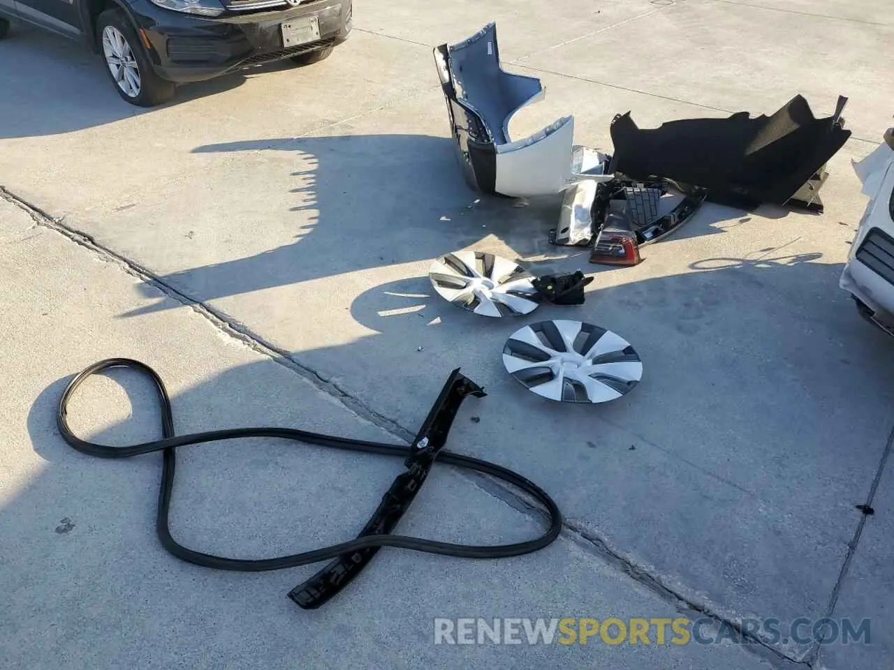 13 Photograph of a damaged car 7SAYGDED5RF017511 TESLA MODEL Y 2024
