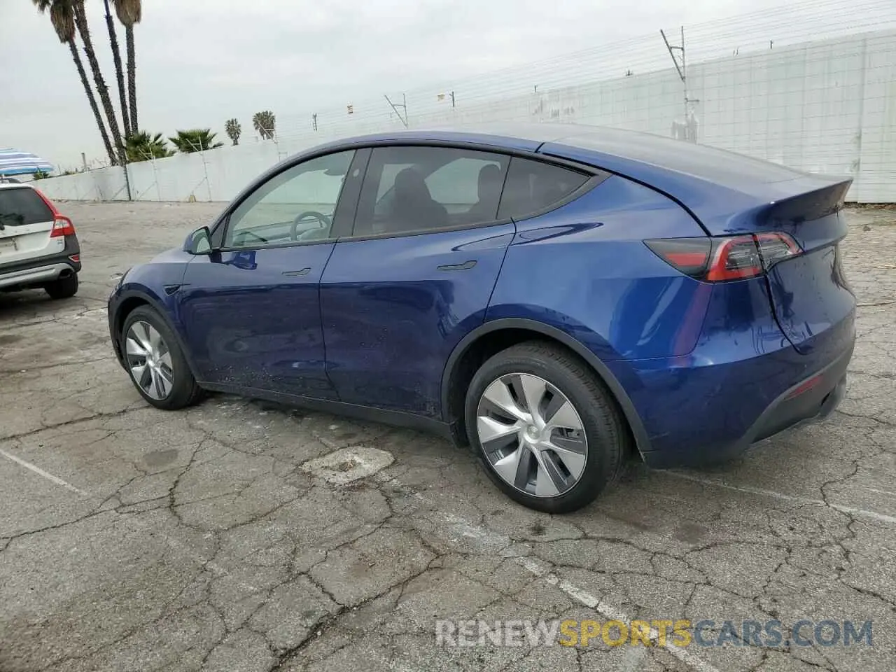 2 Photograph of a damaged car 7SAYGDED5RF082102 TESLA MODEL Y 2024