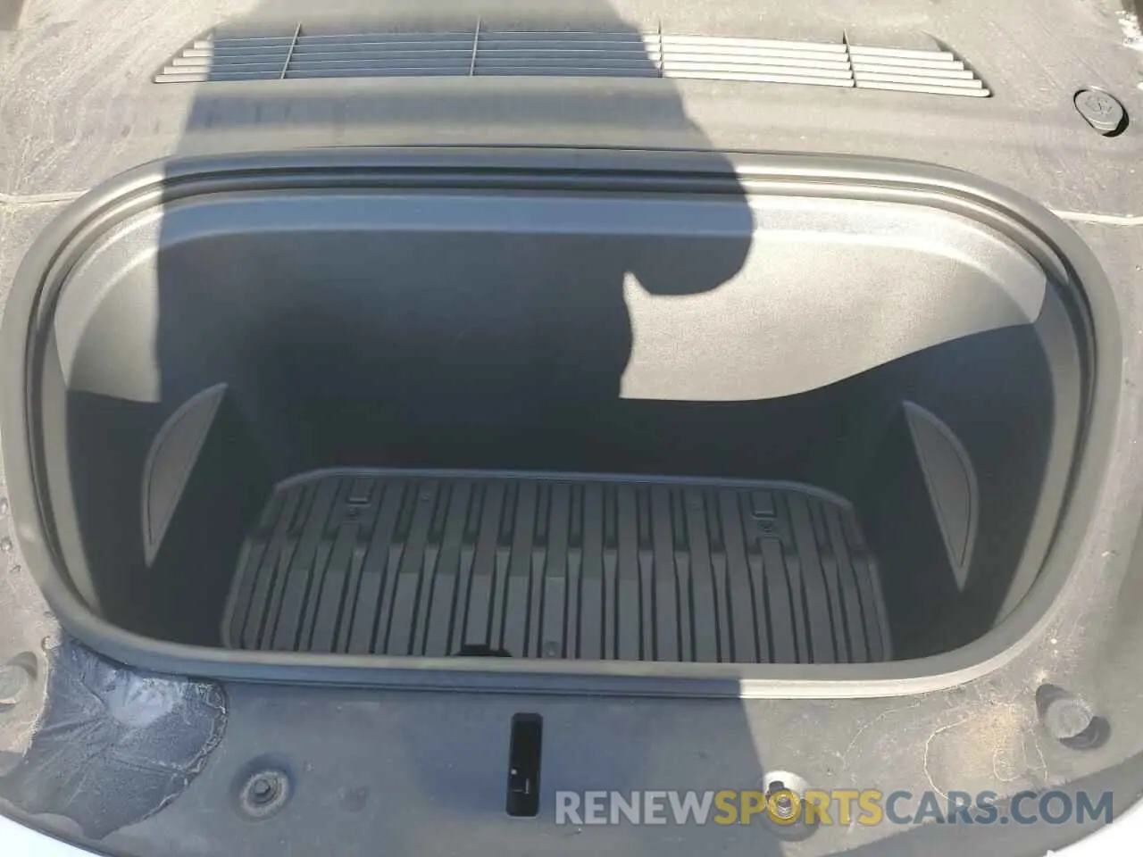 11 Photograph of a damaged car 7SAYGDED5RF086943 TESLA MODEL Y 2024