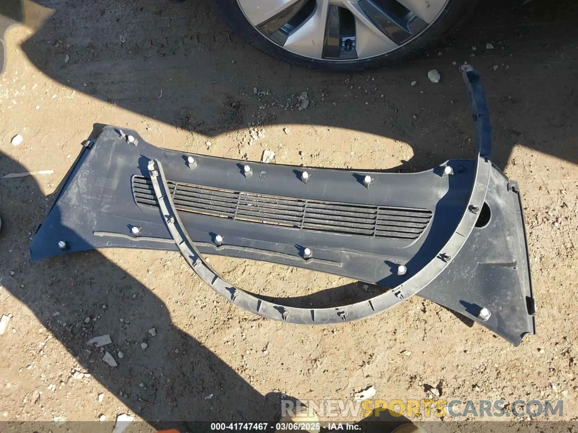 11 Photograph of a damaged car 7SAYGDED5RF093018 TESLA MODEL Y 2024