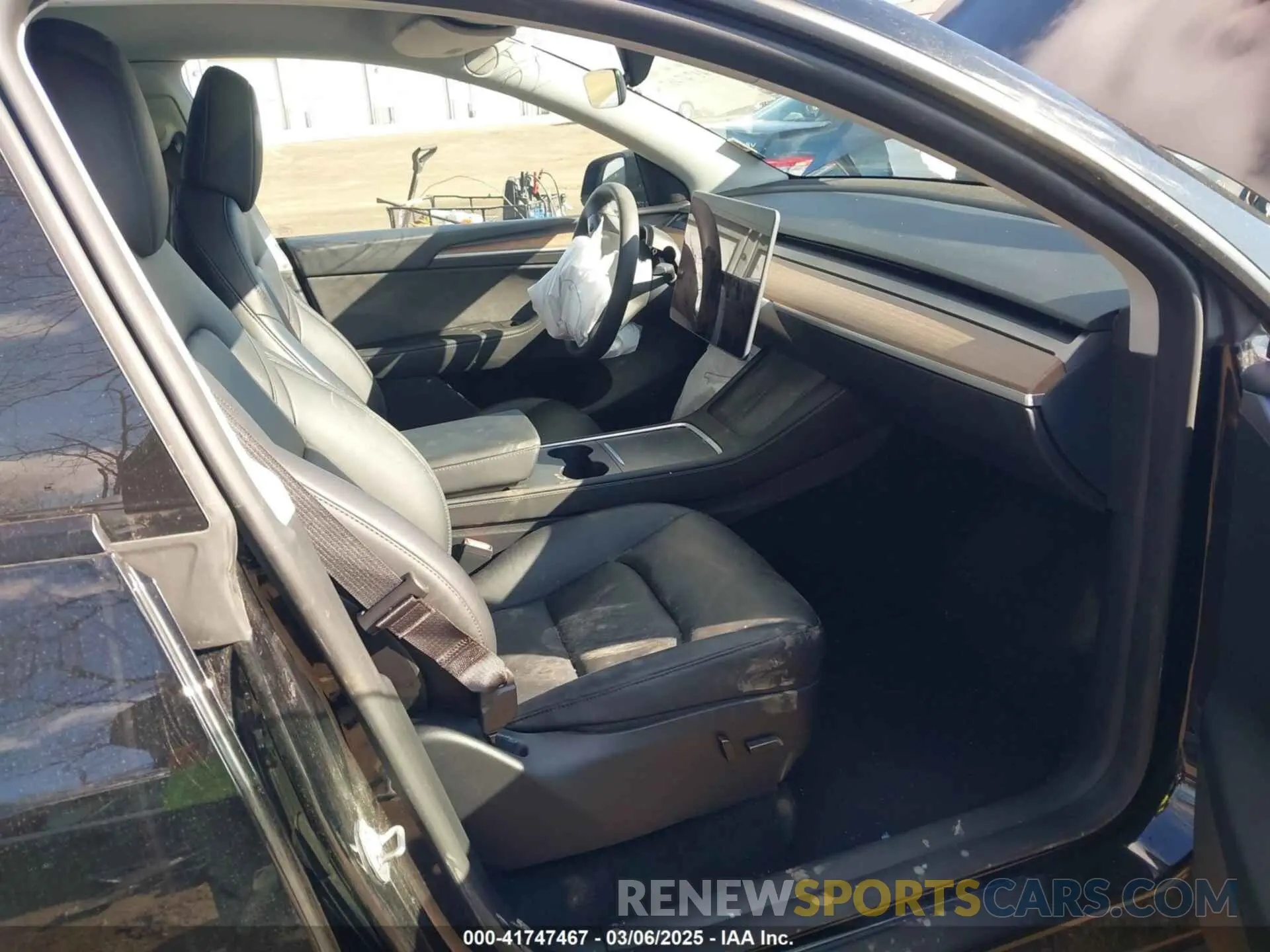 5 Photograph of a damaged car 7SAYGDED5RF093018 TESLA MODEL Y 2024