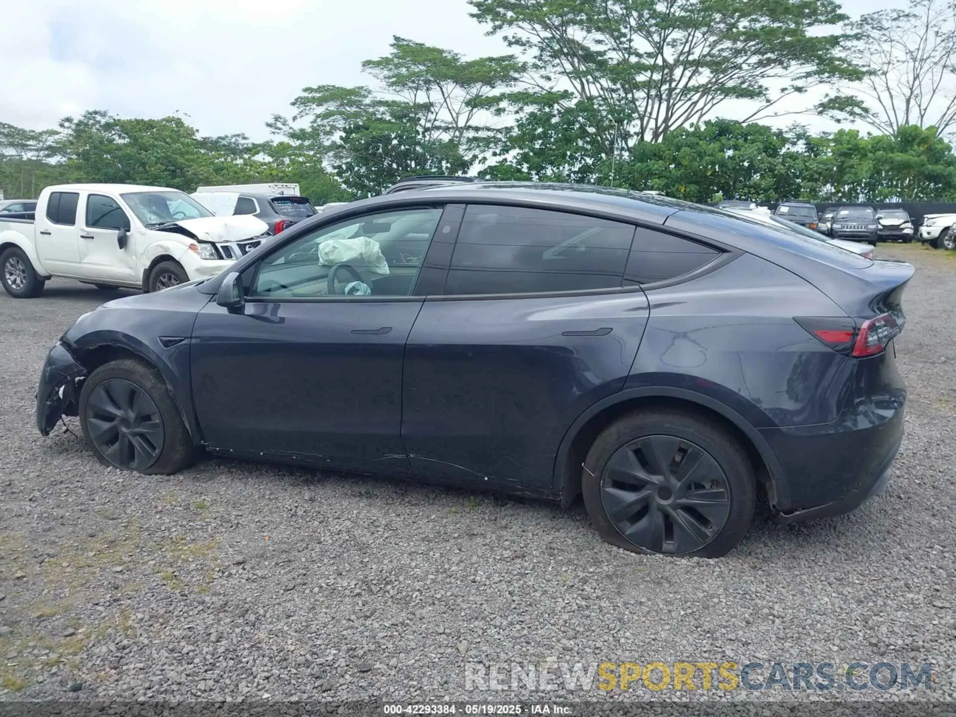 14 Photograph of a damaged car 7SAYGDED5RF111338 TESLA MODEL Y 2024