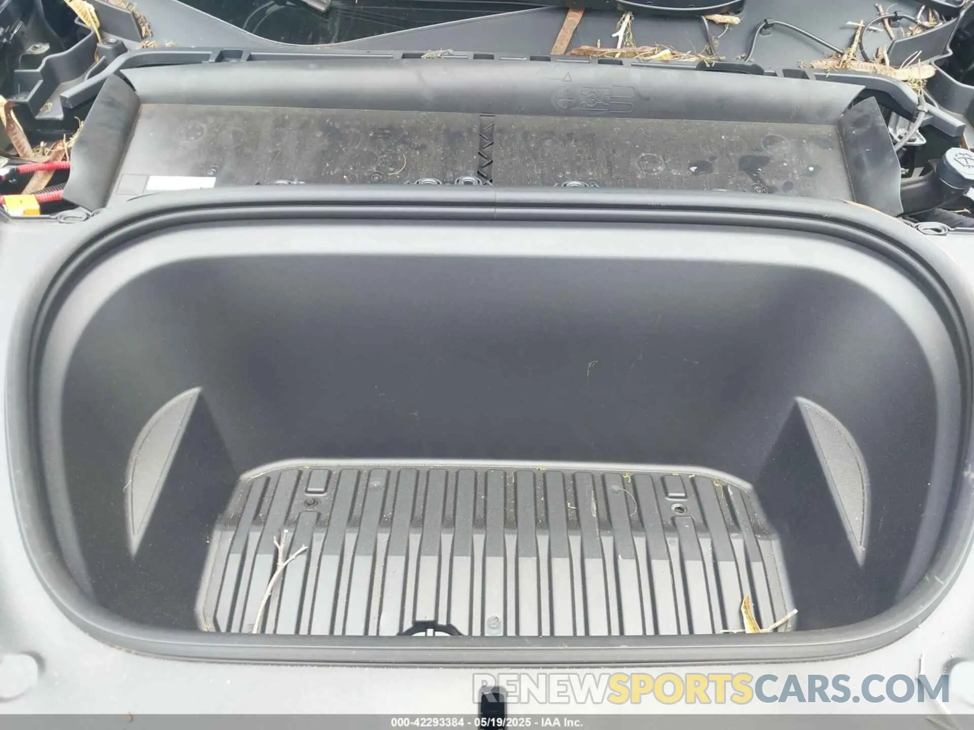 9 Photograph of a damaged car 7SAYGDED5RF111338 TESLA MODEL Y 2024